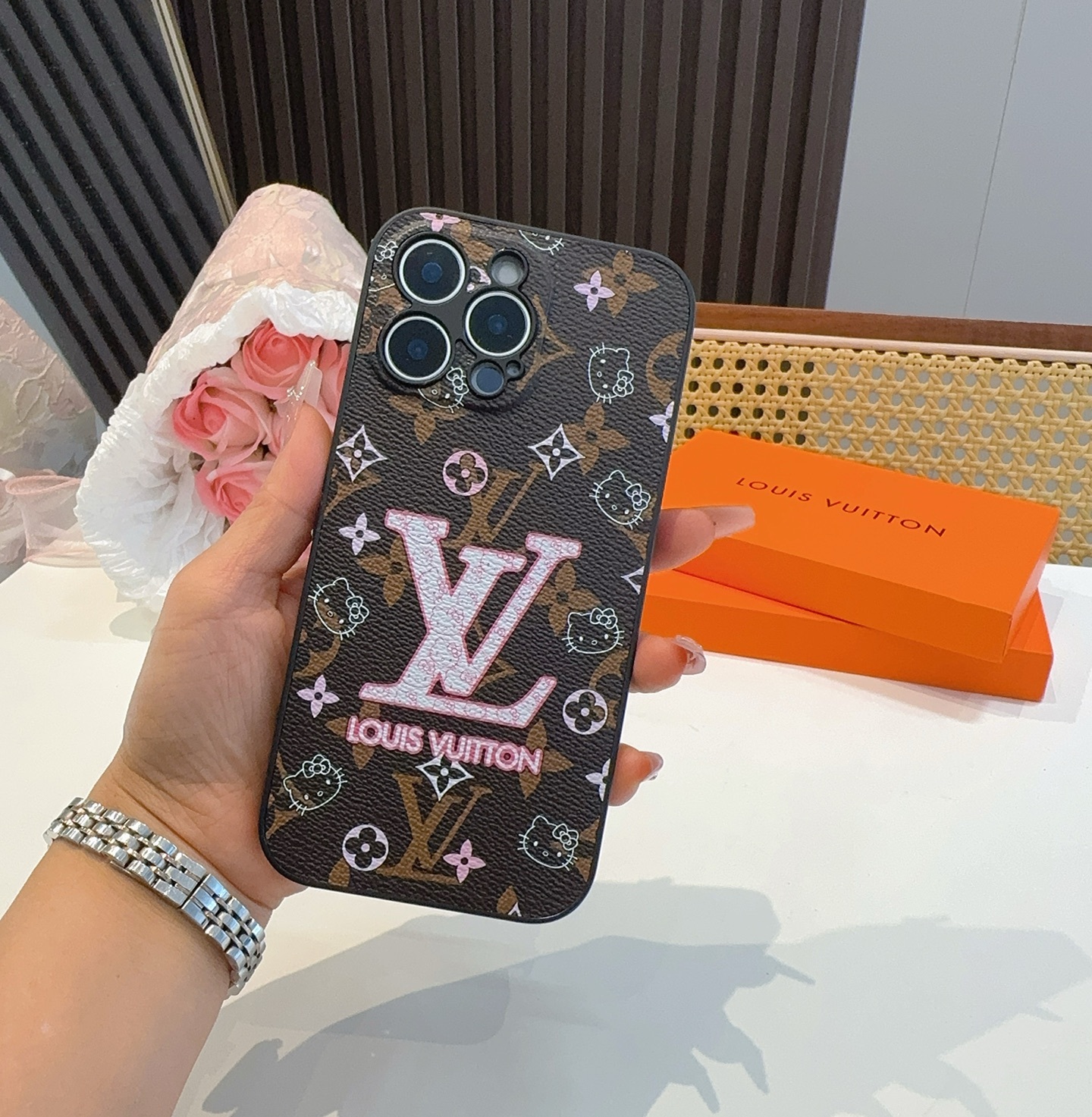 。Lv精孔全包围边皮质手机壳
型号:为了不出现报错型号,请打开本机查看手机设置显示的型号⚠️⚠️⚠️