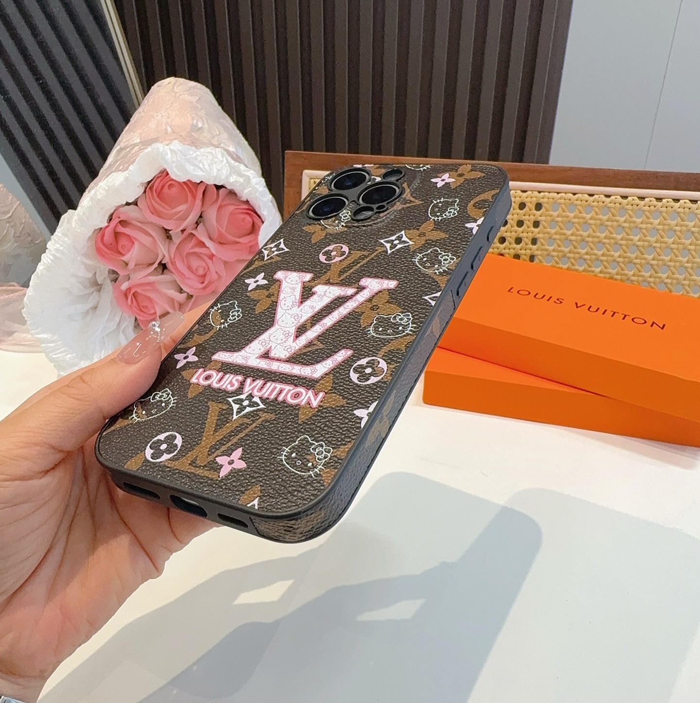 。Lv精孔全包围边皮质手机壳
型号:为了不出现报错型号,请打开本机查看手机设置显示的型号⚠️⚠️⚠️