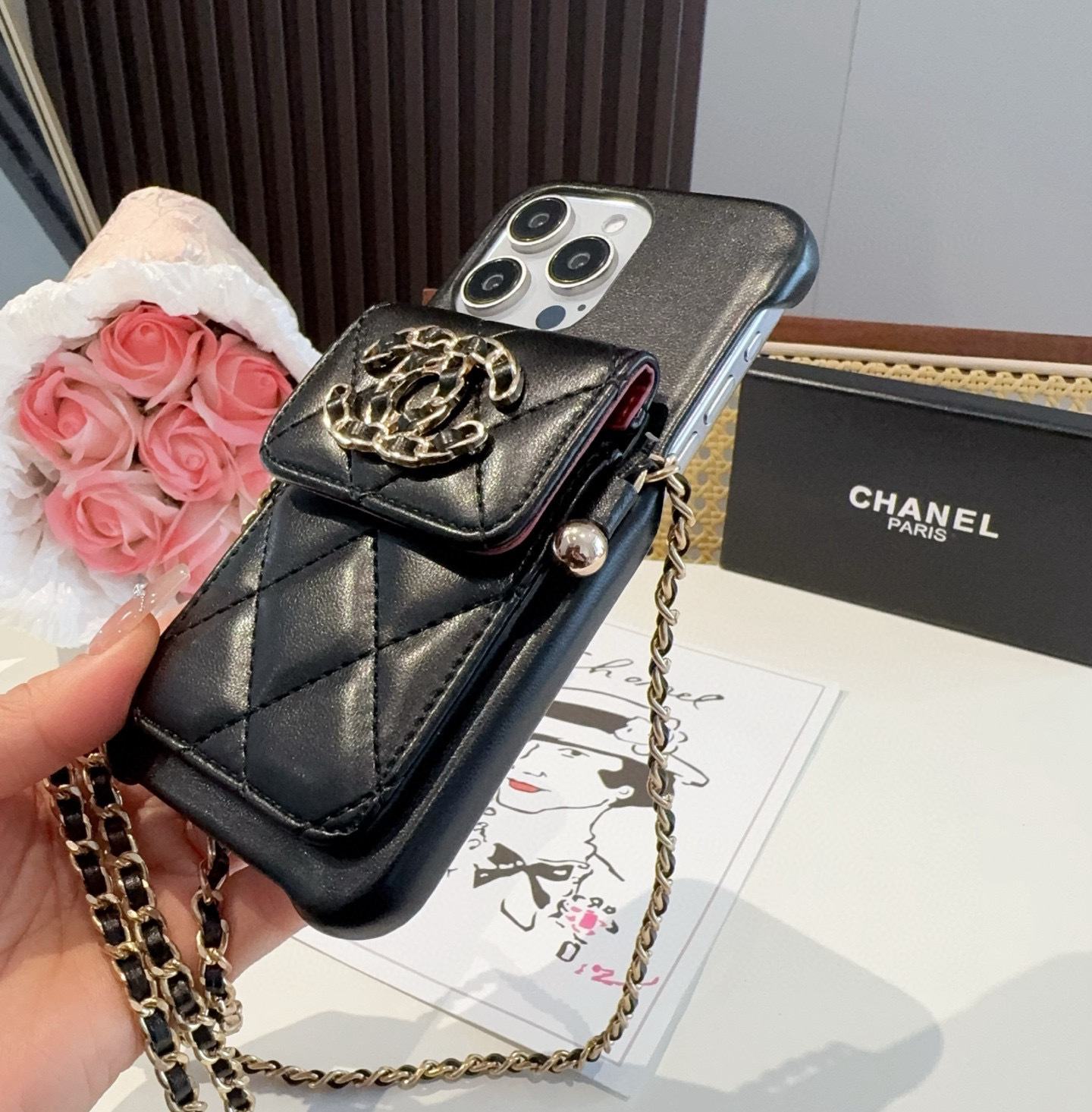 。香奈儿C19系列三包手机壳,卡袋可当支撑,金属皮链带金球,可调节长度,时尚奢华强
型号:为了不出现报