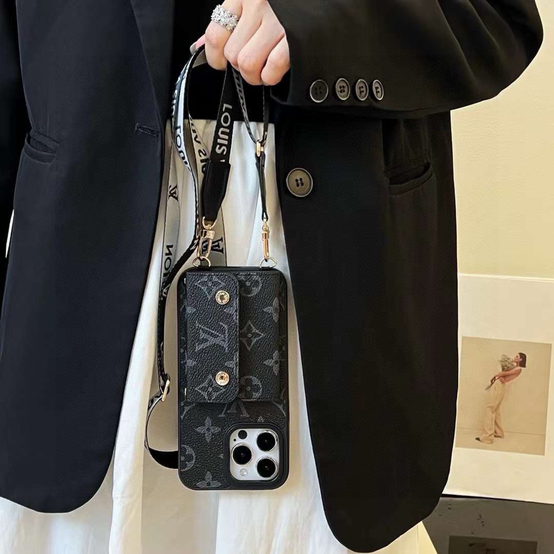  上新LV经典老花斜挎左右开卡包手机壳
LV经典款拼色四包围边贴绒布侧边烫金贴皮666666 摄像头精