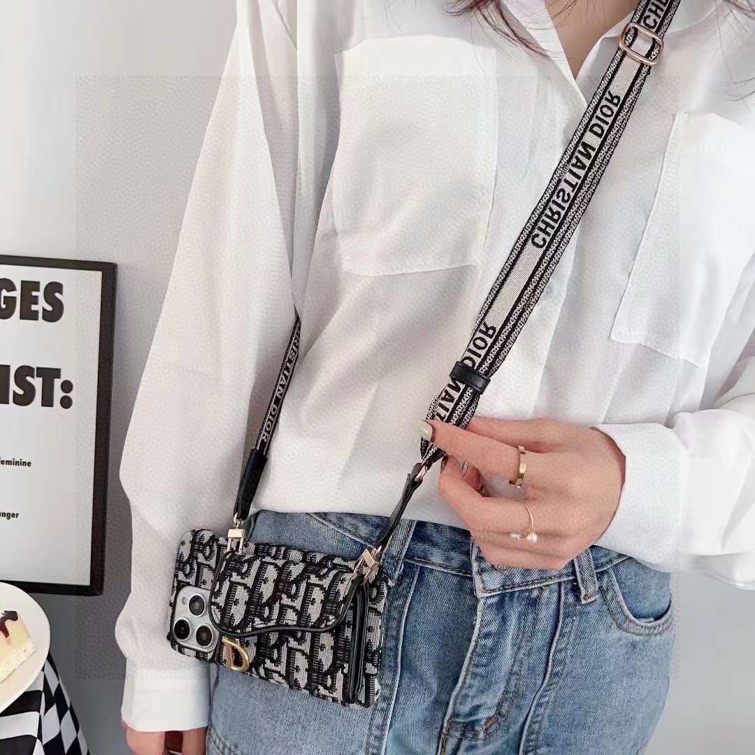 🎉Dior迪奥马鞍包卡包手机壳,可装卡片、证件,可当支架,搭配同款肩带,斜挎手机壳小姐姐必备款!
型号