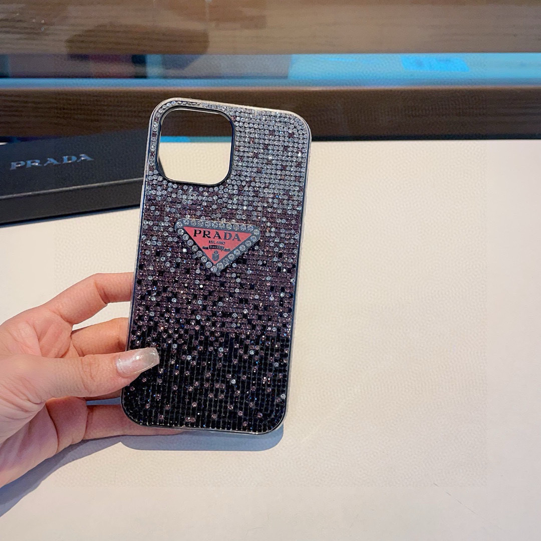 ❄️iPhone16系列更新💠 普拉达·PRADA官网同款闪钻全包手机壳,精准孔位 bingbing