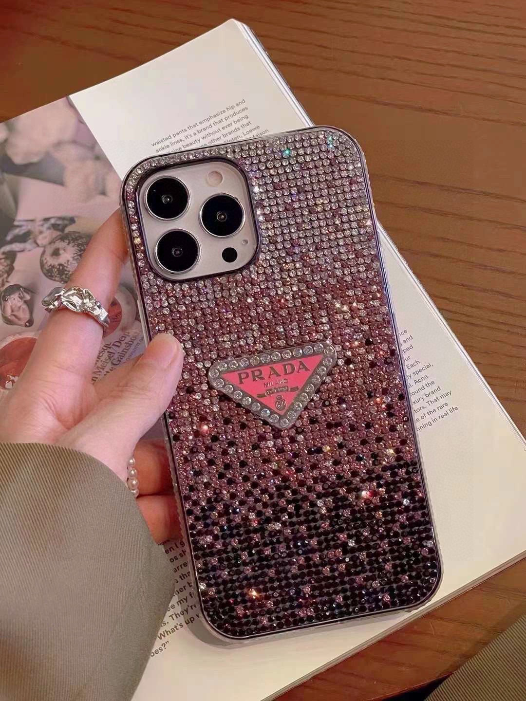 ❄️iPhone16系列更新💠 普拉达·PRADA官网同款闪钻全包手机壳,精准孔位 bingbing
