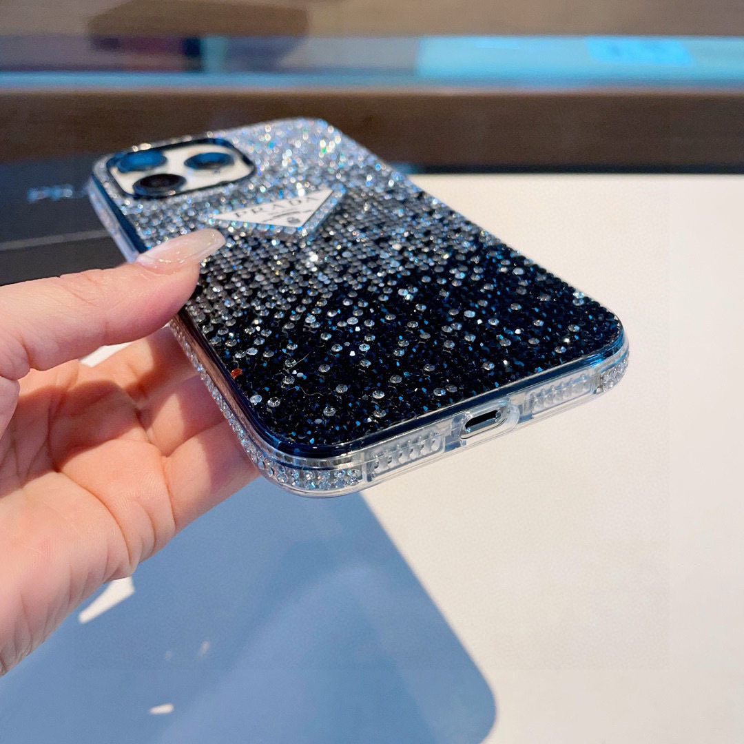 ❄️iPhone16系列更新💠 普拉达·PRADA官网同款闪钻全包手机壳,精准孔位 bingbing