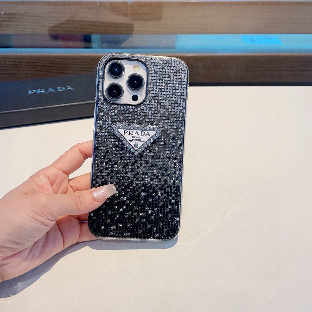 ❄️iPhone16系列更新💠 普拉达·PRADA官网同款闪钻全包手机壳,精准孔位 bingbing