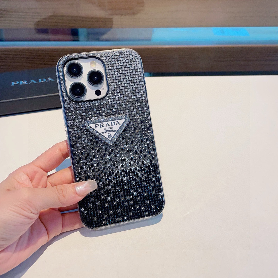 ❄️iPhone16系列更新💠 普拉达·PRADA官网同款闪钻全包手机壳,精准孔位 bingbing