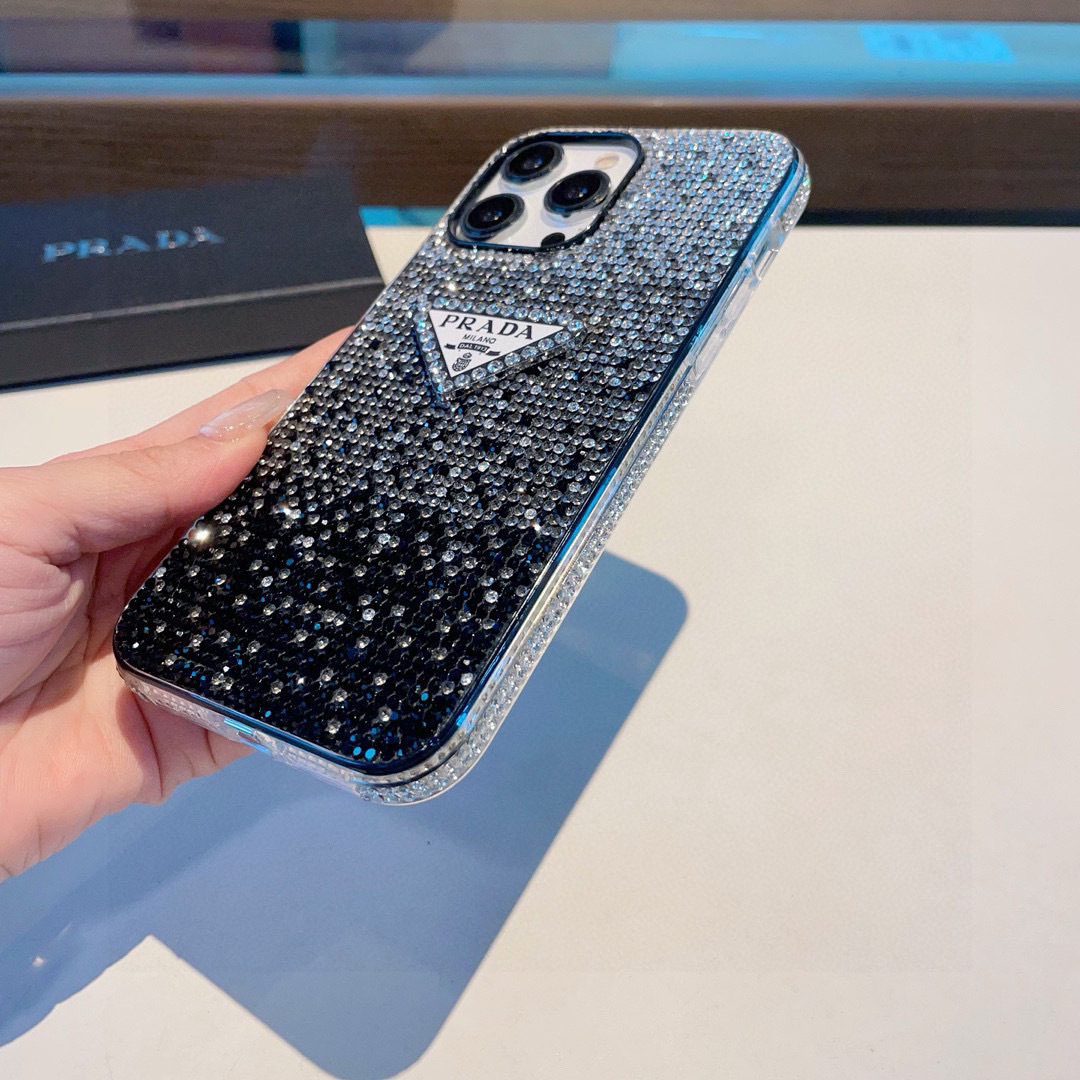 ❄️iPhone16系列更新💠 普拉达·PRADA官网同款闪钻全包手机壳,精准孔位 bingbing