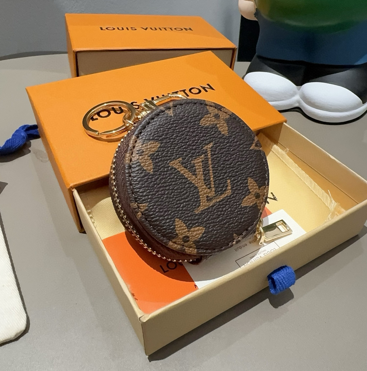  。LV经典老花/棋格蓝牙耳机包搭配钥匙扣，通用型耳机包，挂饰 既可以放心爱耳的机还可以美美挂包在包上、