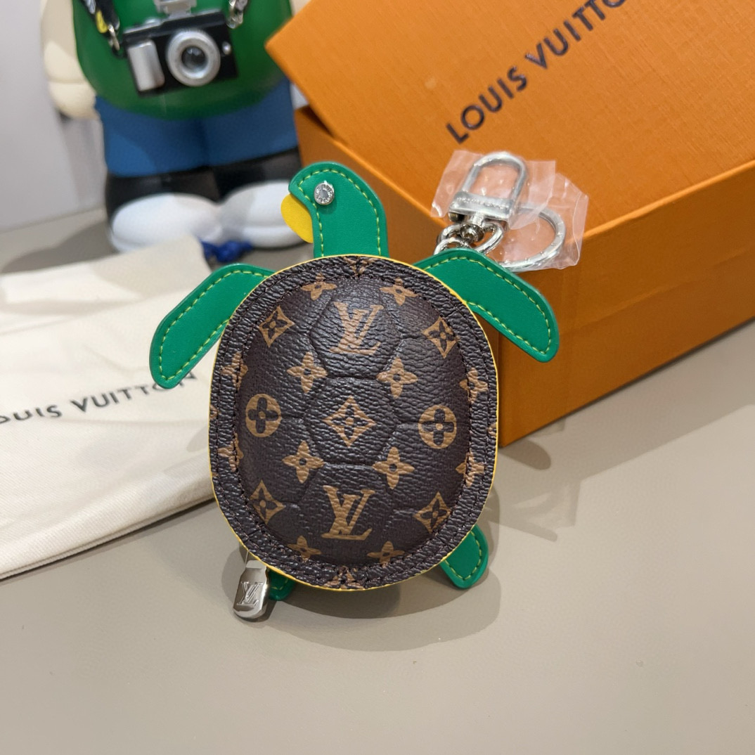  。官网新品M01471Louis Vuitton 路易威登海龟🐢乌龟包钥匙扣挂件 LV蓝牙耳机包 Tu