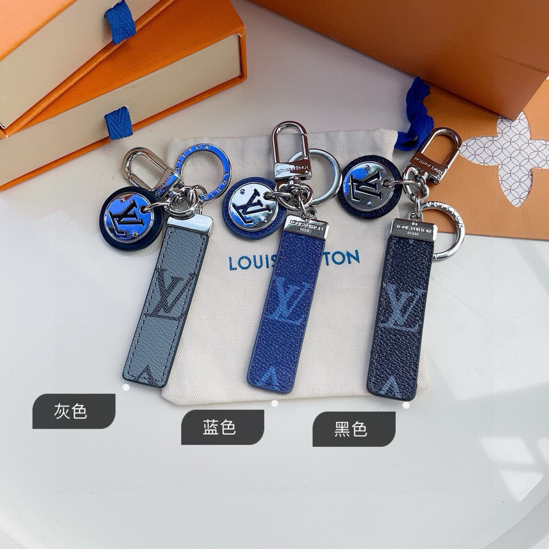   Lv钥匙扣 借鉴旅行袋中的钥匙扣设计，可满足各种时尚品味的实用配饰。新版Monogram EcliP