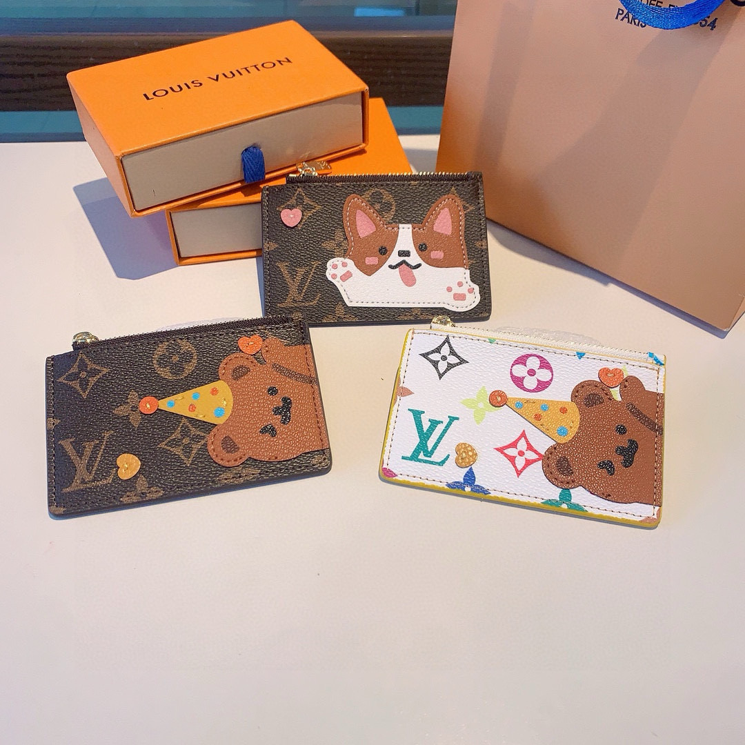  。独家新品LV卡通老花卡包，经典老花零钱包，圣诞熊🐻 小柴犬、米妮乔巴唐老鸭卡包零钱包两用，超纤材质 