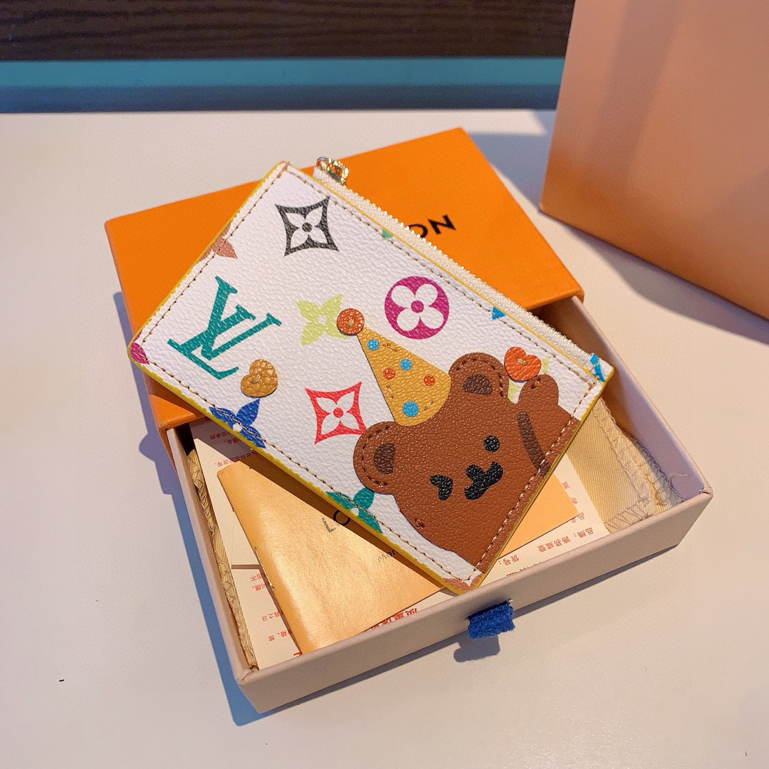  。独家新品LV卡通老花卡包，经典老花零钱包，圣诞熊🐻 小柴犬、米妮乔巴唐老鸭卡包零钱包两用，超纤材质 