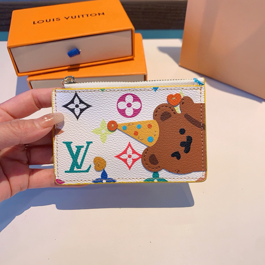  。独家新品LV卡通老花卡包，经典老花零钱包，圣诞熊🐻 小柴犬、米妮乔巴唐老鸭卡包零钱包两用，超纤材质 