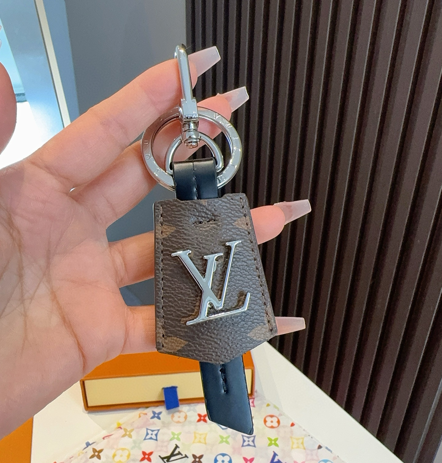 。LOUIS VUITTON官网M63620  LV CLOCHES-CLES包饰与钥匙扣。
✨借鉴旅行