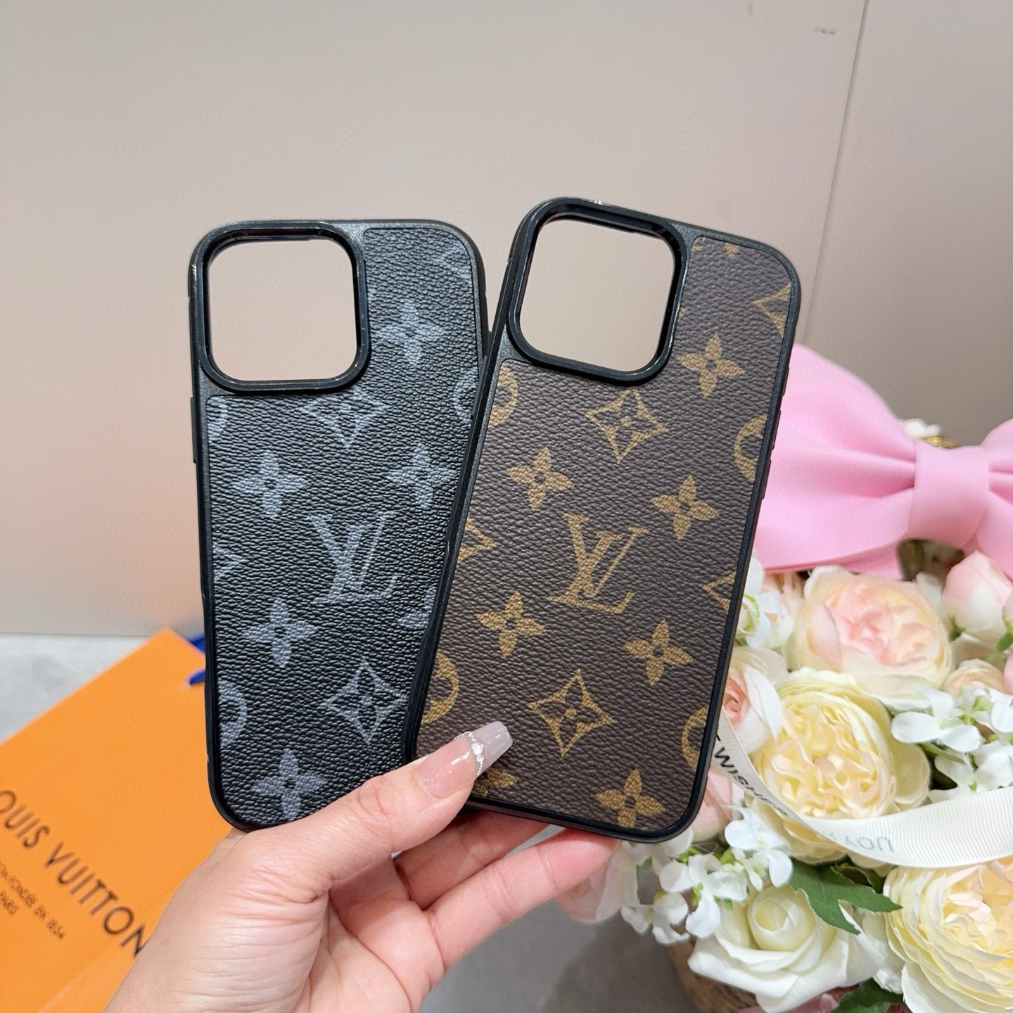 。。。iPhone16型号已到 ,Lv经典老花iPhone手机壳 官网原版皮➕原版素材,经典高端强