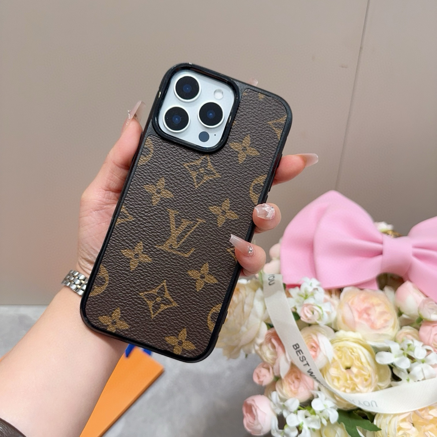 。。。iPhone16型号已到 ,Lv经典老花iPhone手机壳 官网原版皮➕原版素材,经典高端强