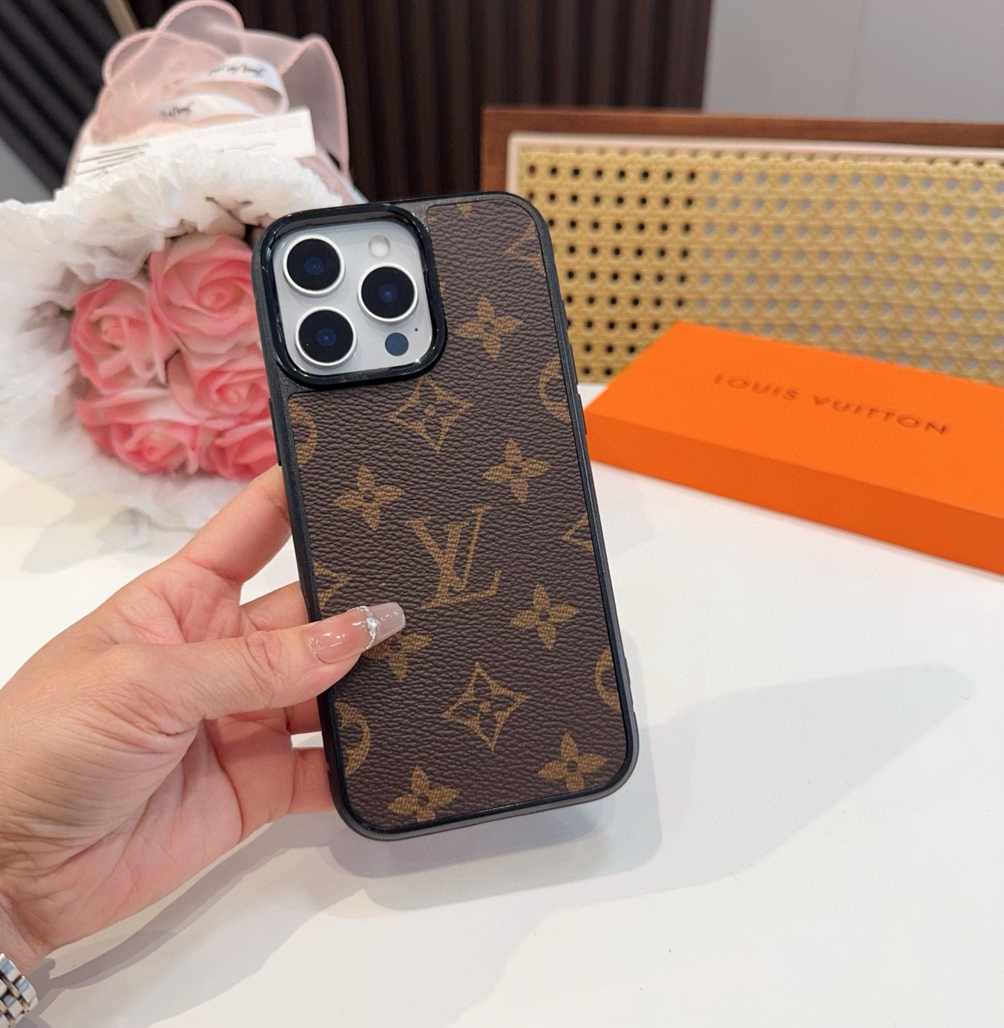 。。。iPhone16型号已到 ,Lv经典老花iPhone手机壳 官网原版皮➕原版素材,经典高端强