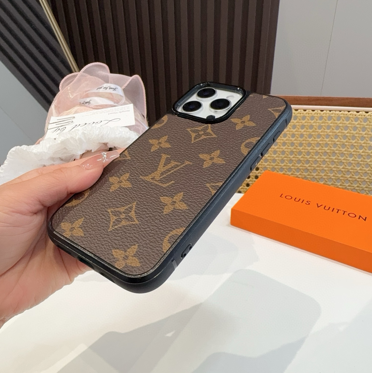 。。。iPhone16型号已到 ,Lv经典老花iPhone手机壳 官网原版皮➕原版素材,经典高端强