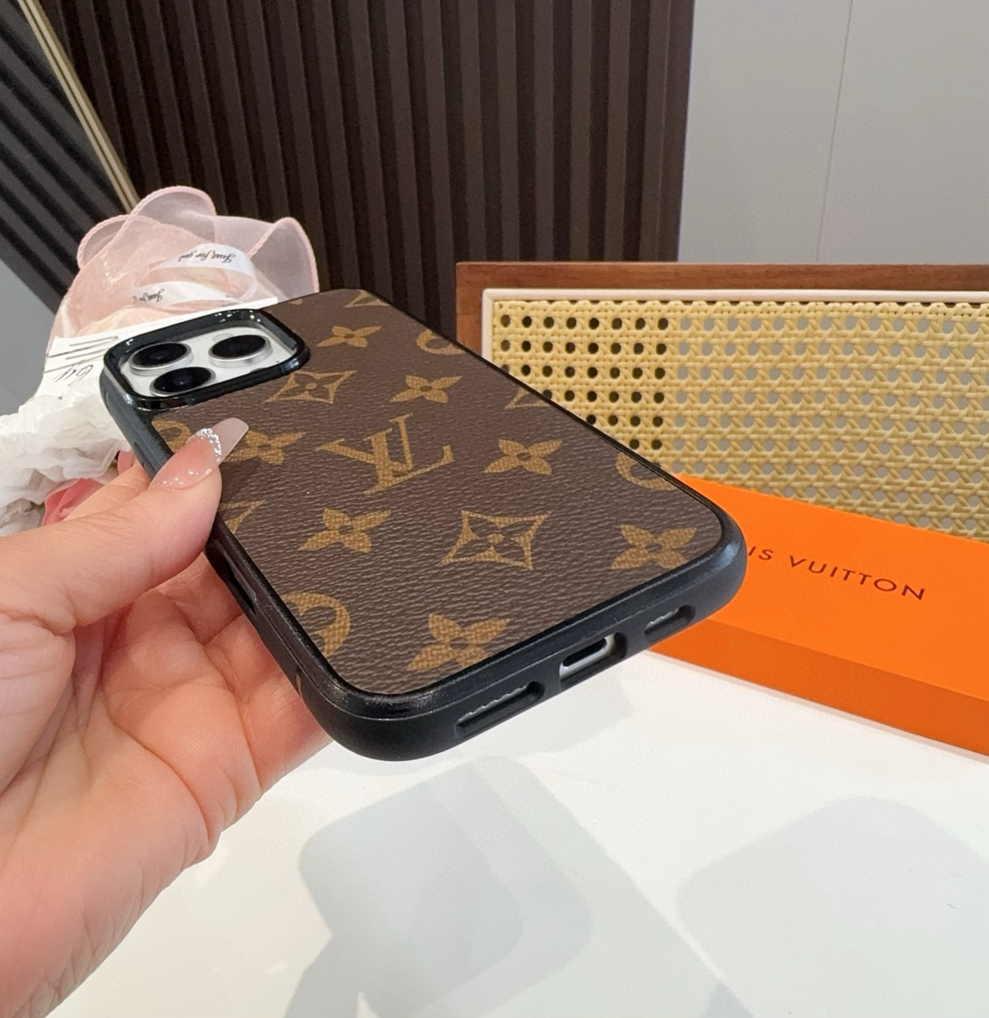 。。。iPhone16型号已到 ,Lv经典老花iPhone手机壳 官网原版皮➕原版素材,经典高端强