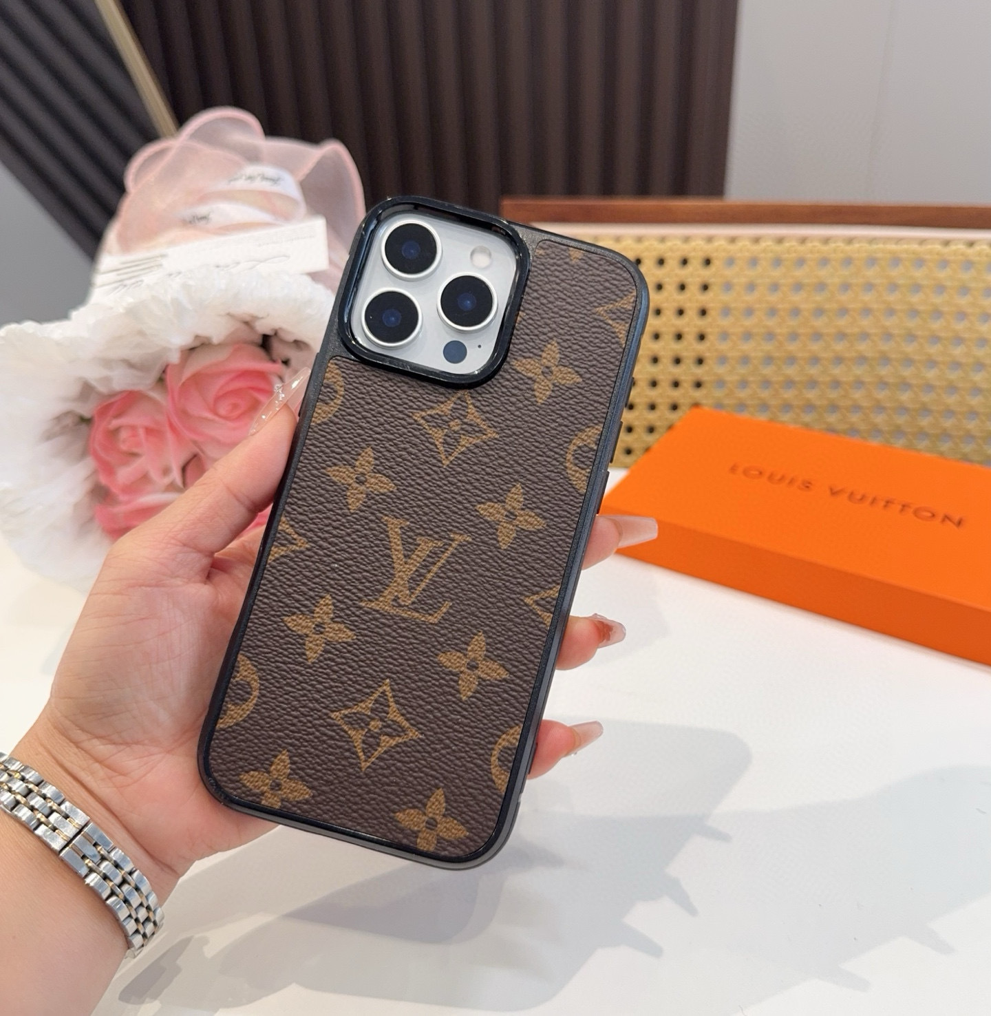 。。。iPhone16型号已到 ,Lv经典老花iPhone手机壳 官网原版皮➕原版素材,经典高端强