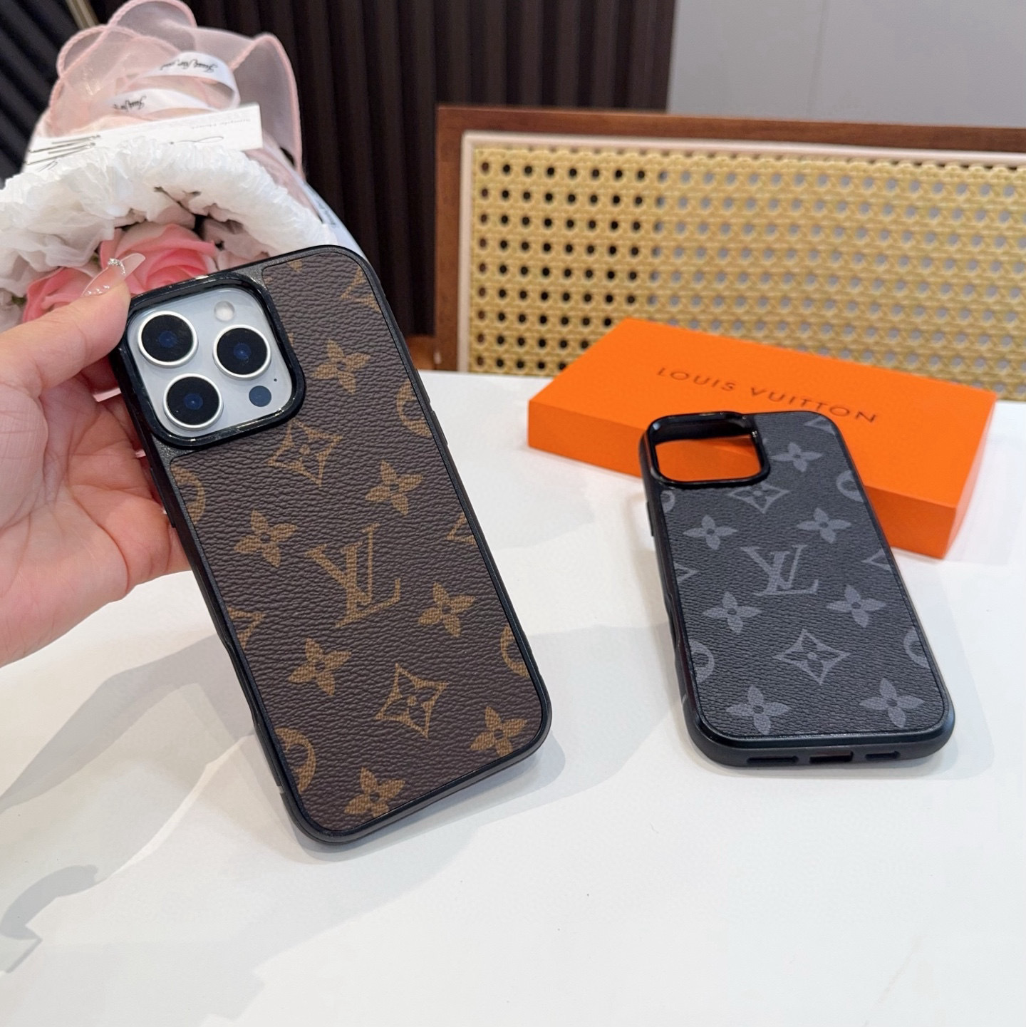 。。。iPhone16型号已到 ,Lv经典老花iPhone手机壳 官网原版皮➕原版素材,经典高端强