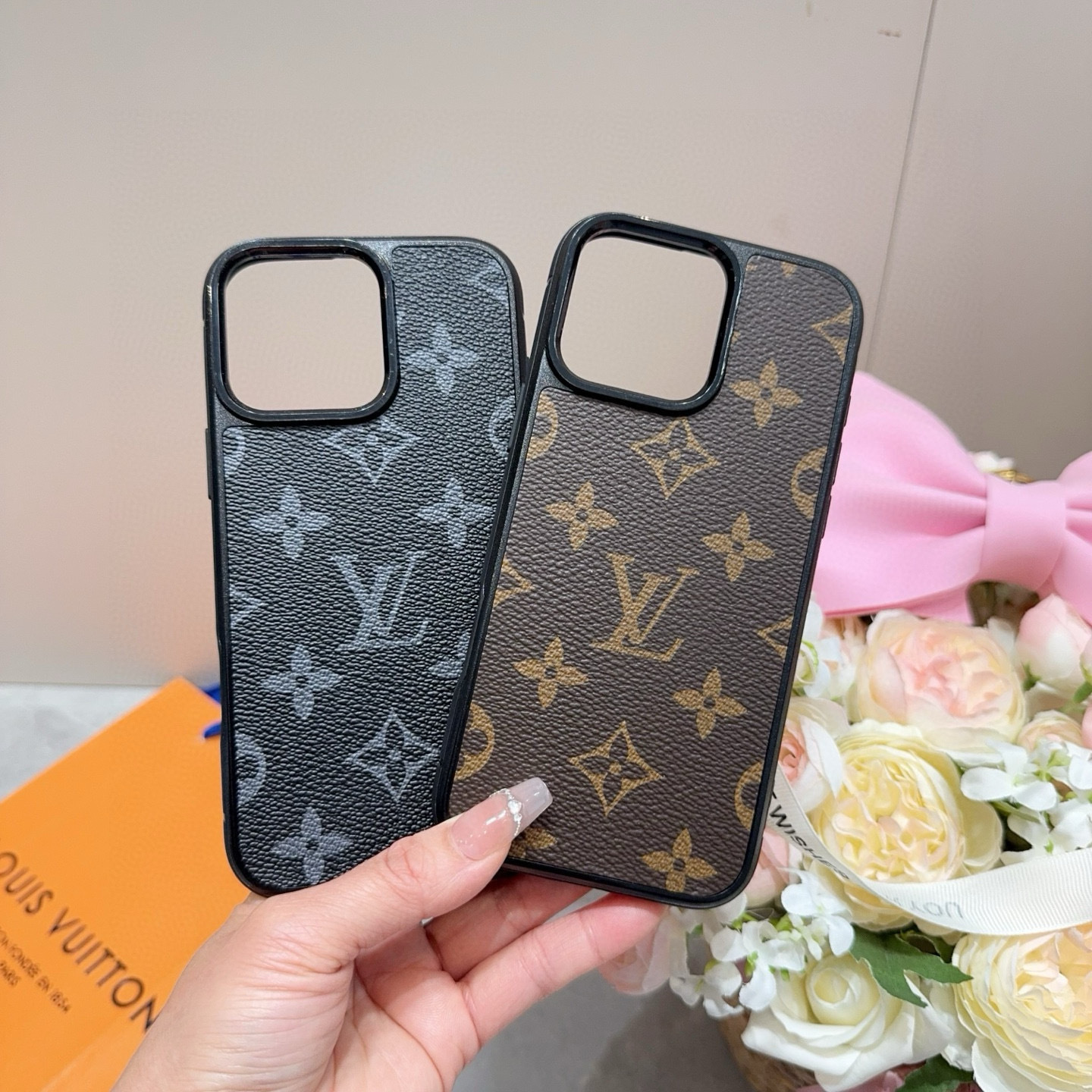 。。。iPhone16型号已到 ,Lv经典老花iPhone手机壳 官网原版皮➕原版素材,经典高端强