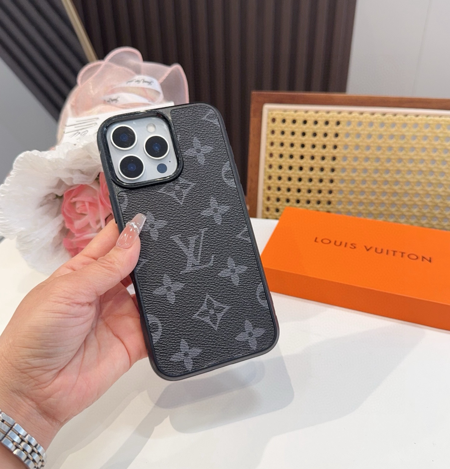 。。。iPhone16型号已到 ,Lv经典老花iPhone手机壳 官网原版皮➕原版素材,经典高端强