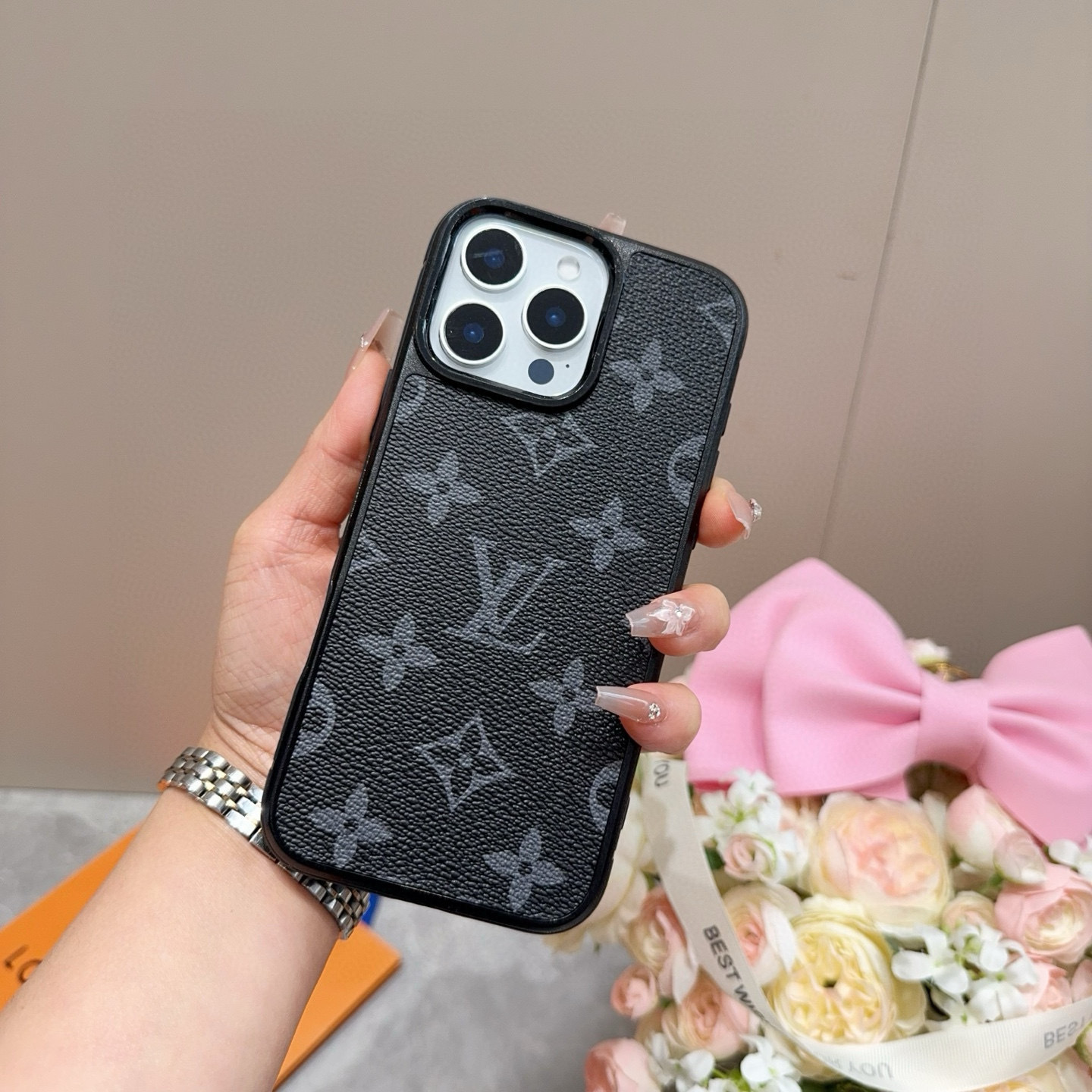 。。。iPhone16型号已到 ,Lv经典老花iPhone手机壳 官网原版皮➕原版素材,经典高端强