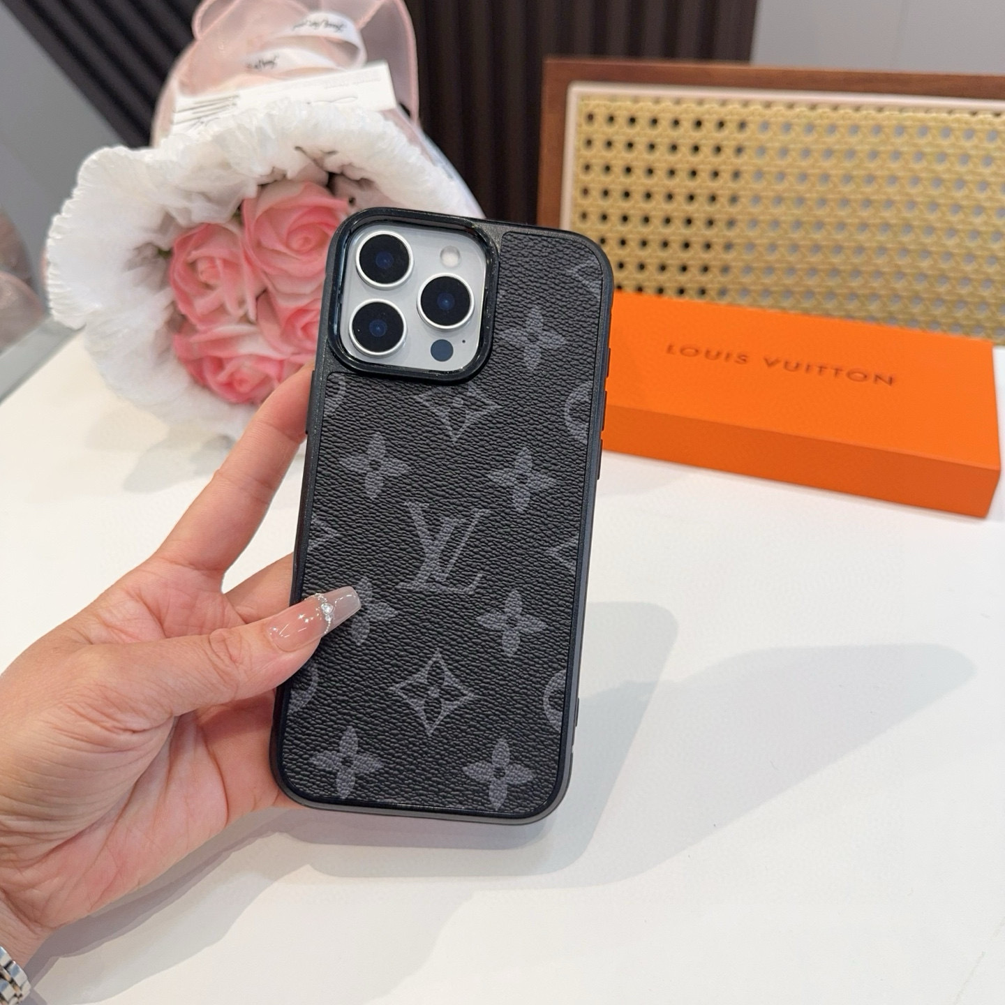 。。。iPhone16型号已到 ,Lv经典老花iPhone手机壳 官网原版皮➕原版素材,经典高端强