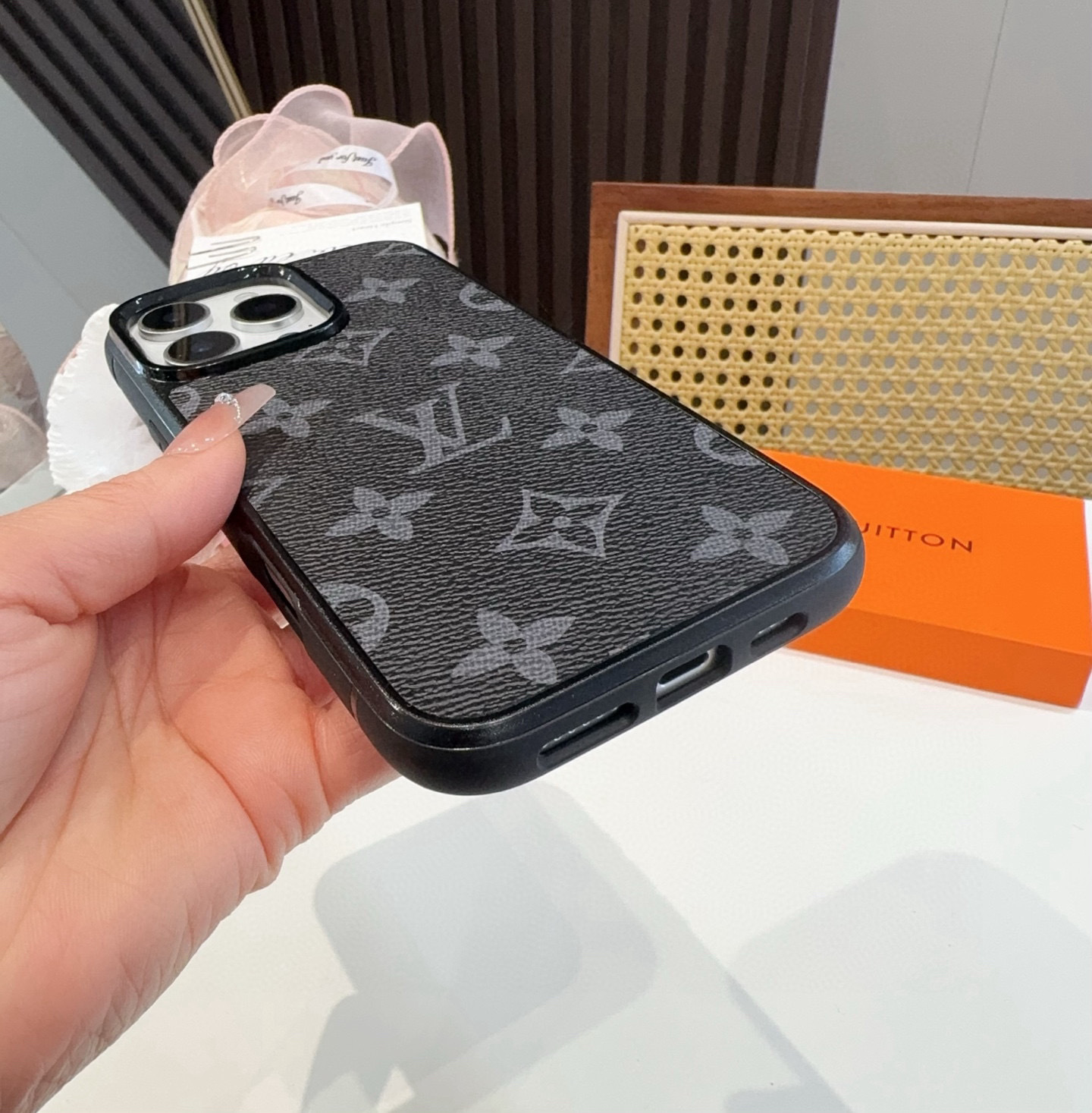 。。。iPhone16型号已到 ,Lv经典老花iPhone手机壳 官网原版皮➕原版素材,经典高端强
