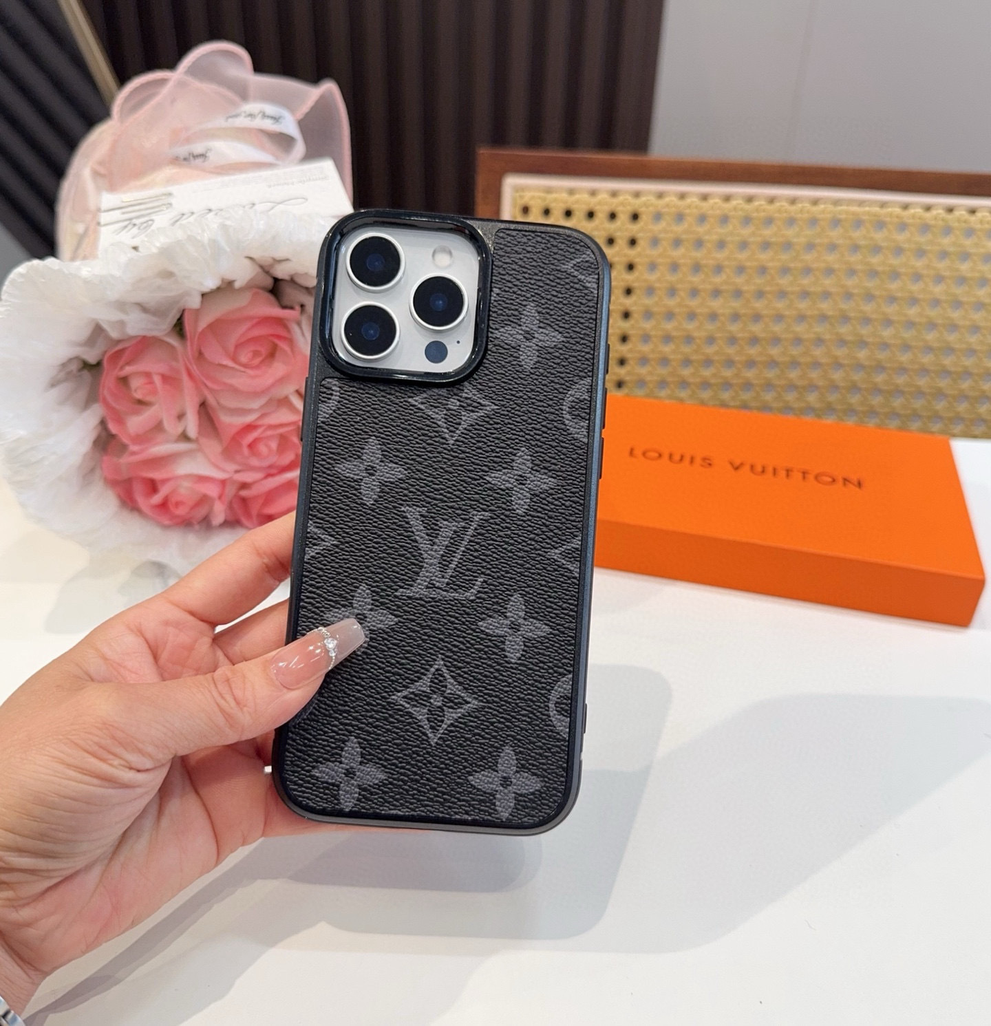。。。iPhone16型号已到 ,Lv经典老花iPhone手机壳 官网原版皮➕原版素材,经典高端强