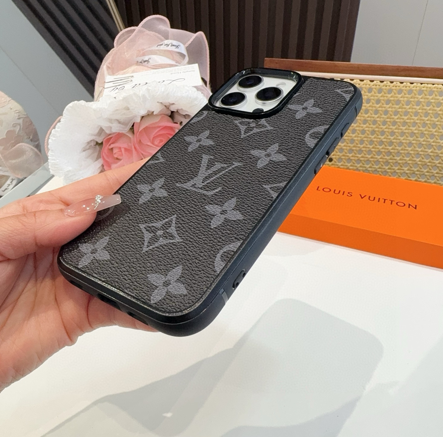 。。。iPhone16型号已到 ,Lv经典老花iPhone手机壳 官网原版皮➕原版素材,经典高端强