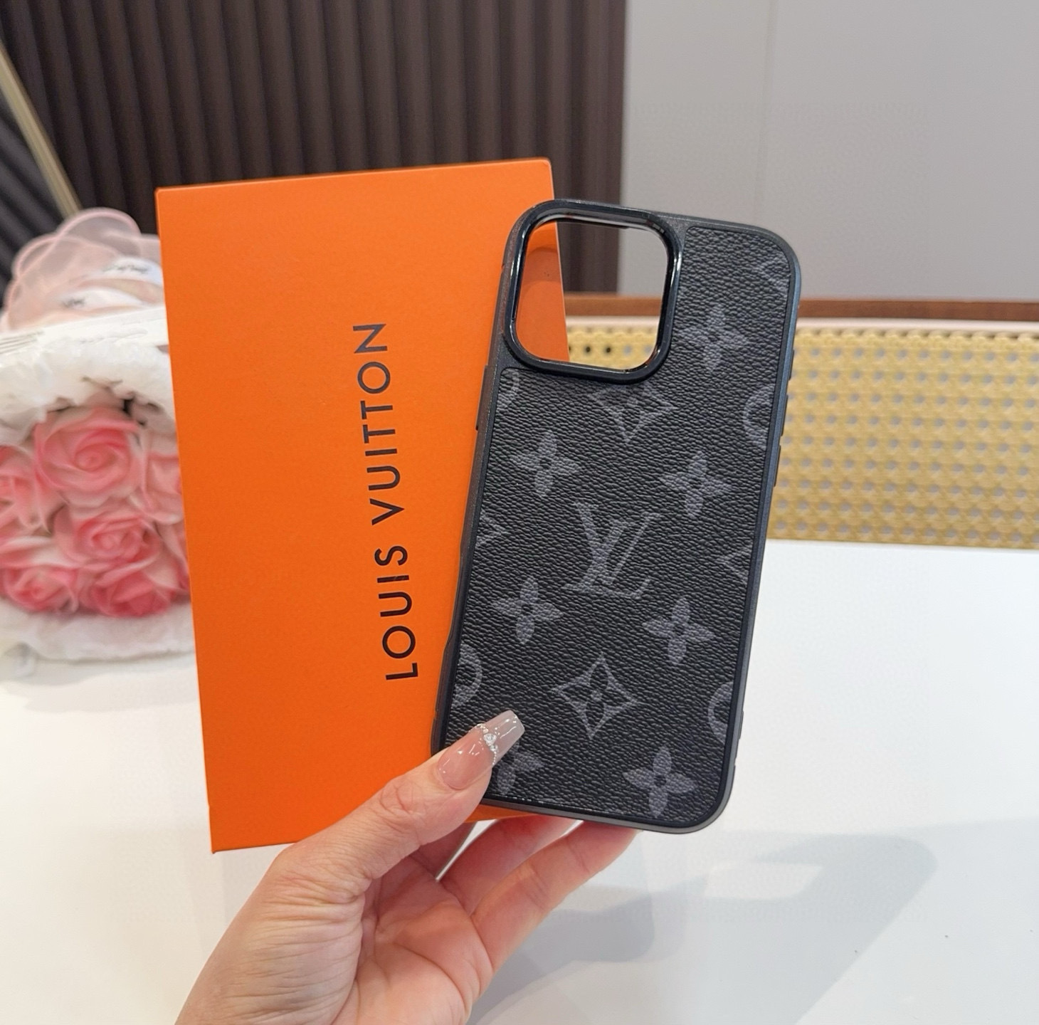 。。。iPhone16型号已到 ,Lv经典老花iPhone手机壳 官网原版皮➕原版素材,经典高端强