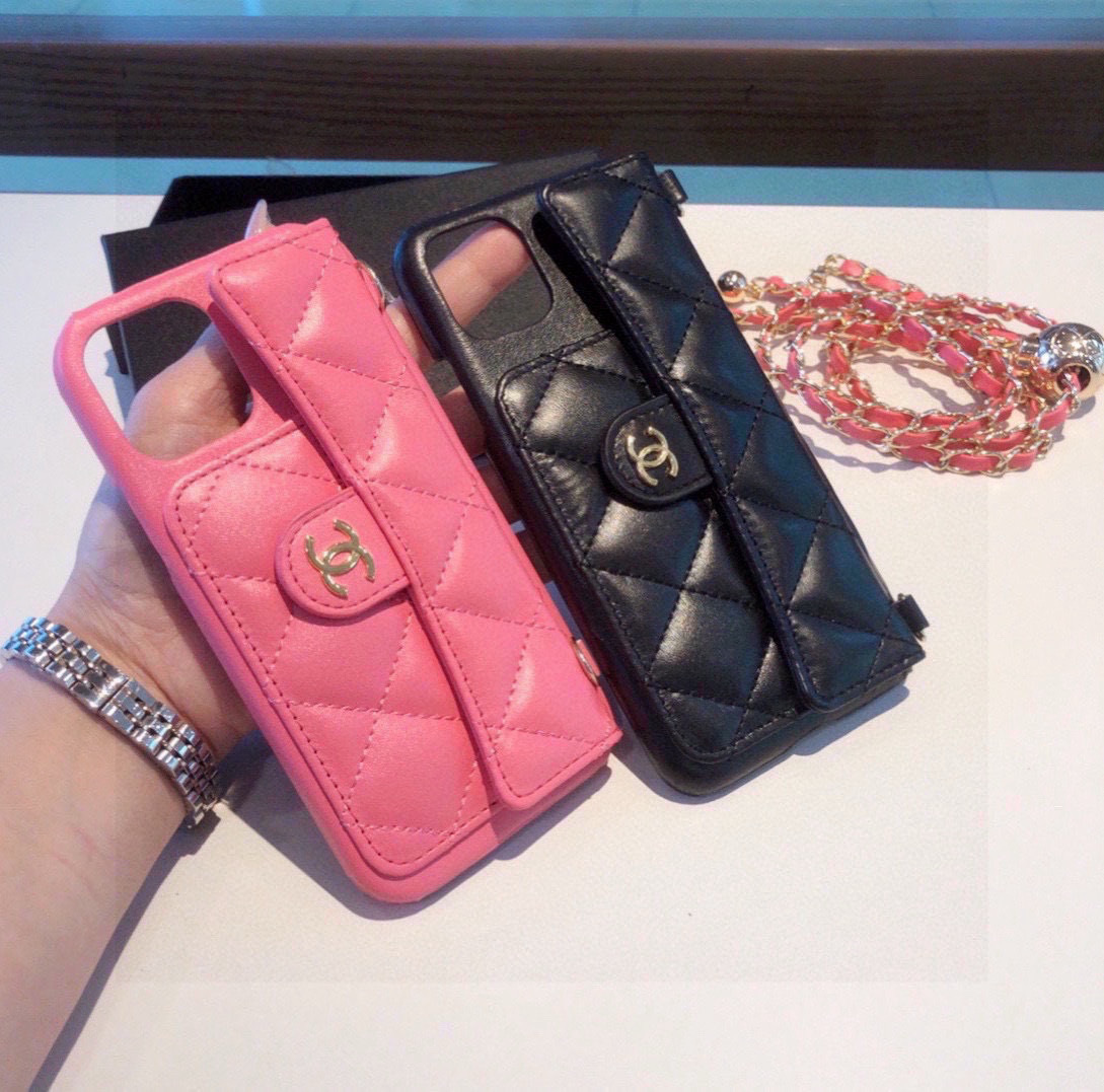 💃CHANEL💠香奈儿火爆时尚圈的手机壳
专柜同款⛓链条小金球可调节链条长度iPhone16系列更新