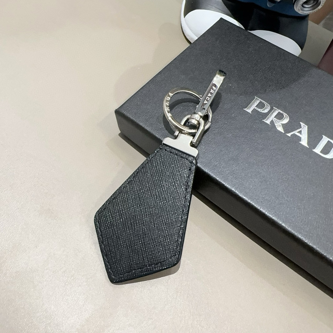  PRADA普拉达钥匙扣 皮质钥匙圈三角形LOGO徽标抛光刚扣钥匙扣挂饰 送礼物最佳选择😍