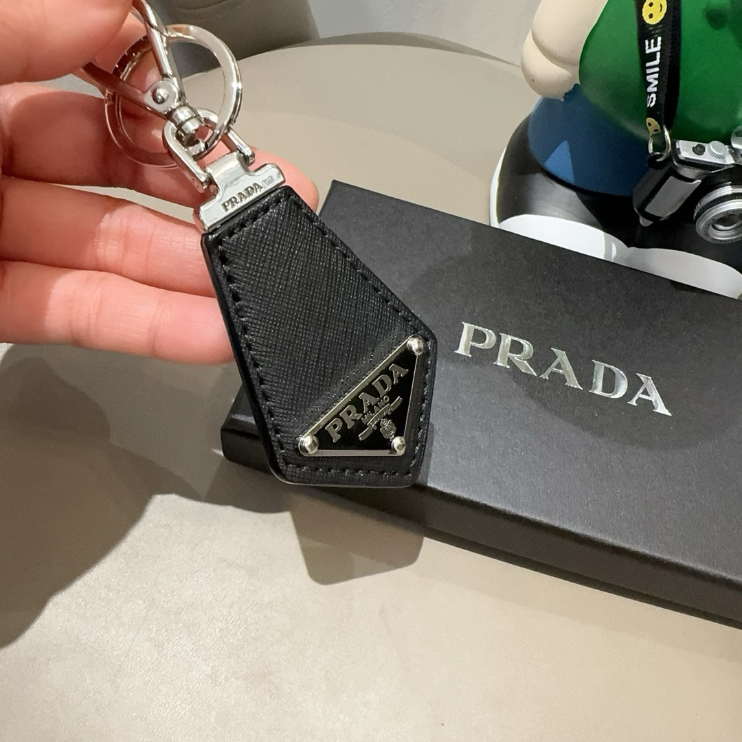  PRADA普拉达钥匙扣 皮质钥匙圈三角形LOGO徽标抛光刚扣钥匙扣挂饰 送礼物最佳选择😍