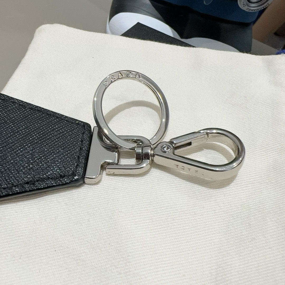  PRADA普拉达钥匙扣 皮质钥匙圈三角形LOGO徽标抛光刚扣钥匙扣挂饰 送礼物最佳选择😍