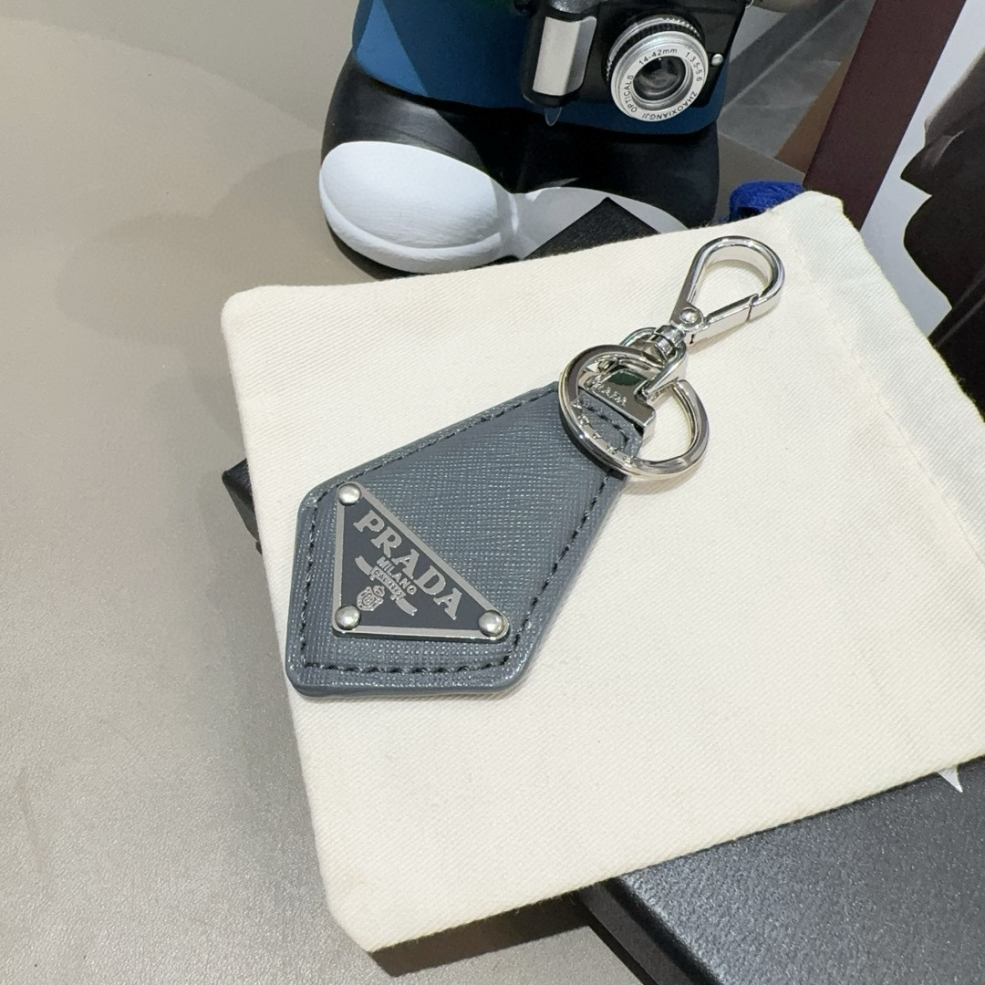  PRADA普拉达钥匙扣 皮质钥匙圈三角形LOGO徽标抛光刚扣钥匙扣挂饰 送礼物最佳选择😍