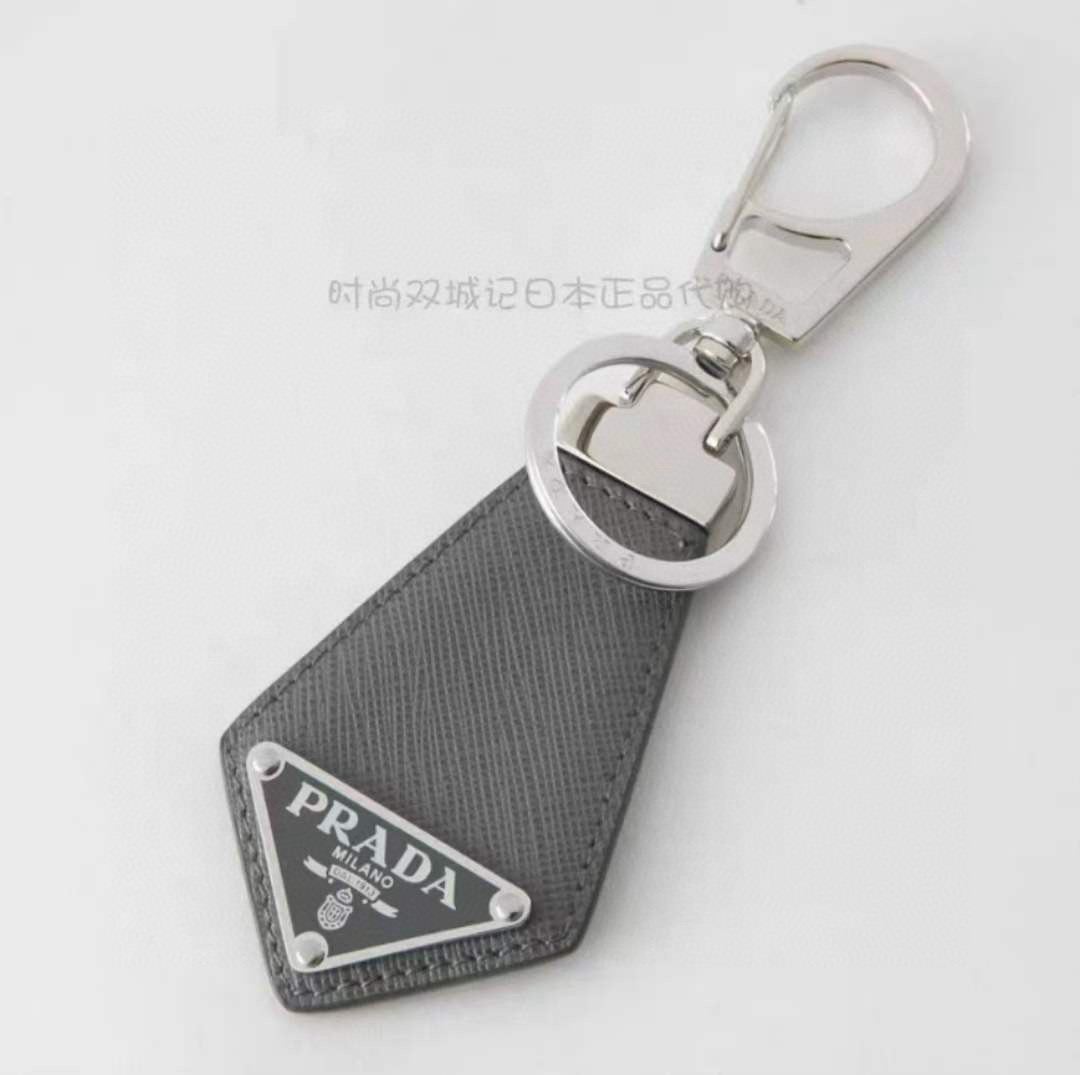  PRADA普拉达钥匙扣 皮质钥匙圈三角形LOGO徽标抛光刚扣钥匙扣挂饰 送礼物最佳选择😍