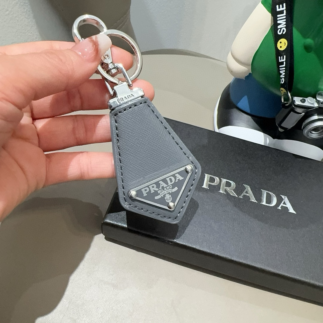  PRADA普拉达钥匙扣 皮质钥匙圈三角形LOGO徽标抛光刚扣钥匙扣挂饰 送礼物最佳选择😍