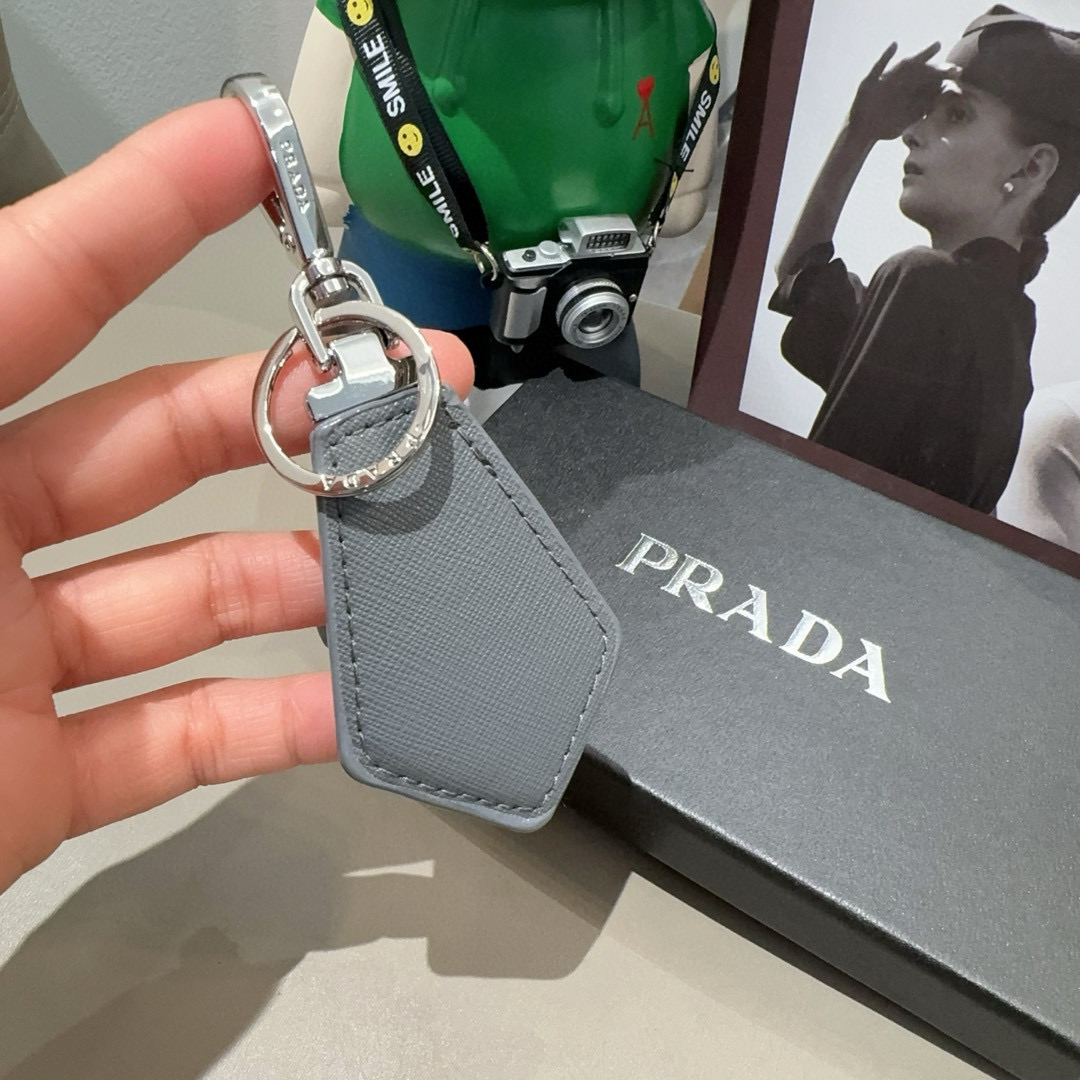 PRADA普拉达钥匙扣 皮质钥匙圈三角形LOGO徽标抛光刚扣钥匙扣挂饰 送礼物最佳选择😍