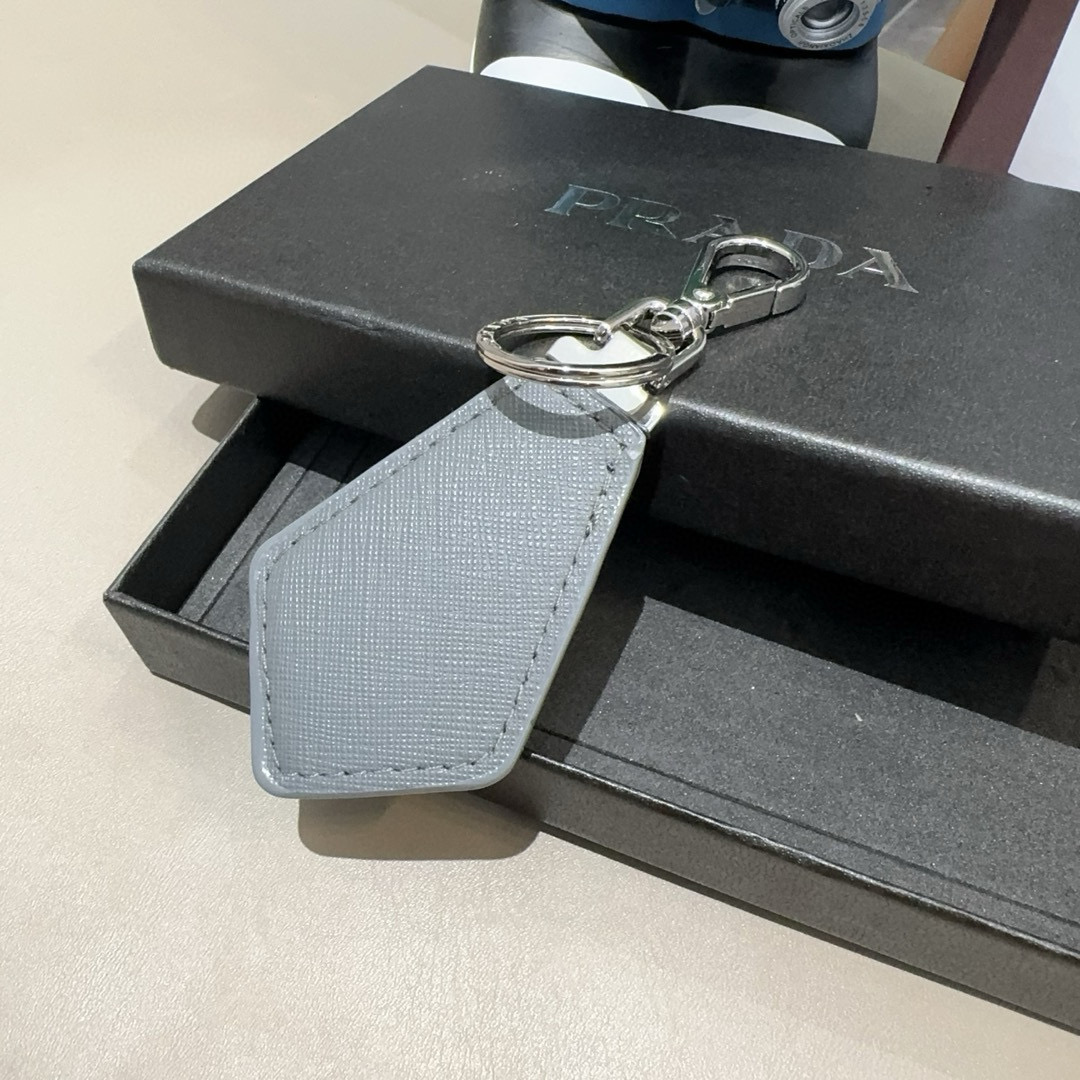  PRADA普拉达钥匙扣 皮质钥匙圈三角形LOGO徽标抛光刚扣钥匙扣挂饰 送礼物最佳选择😍