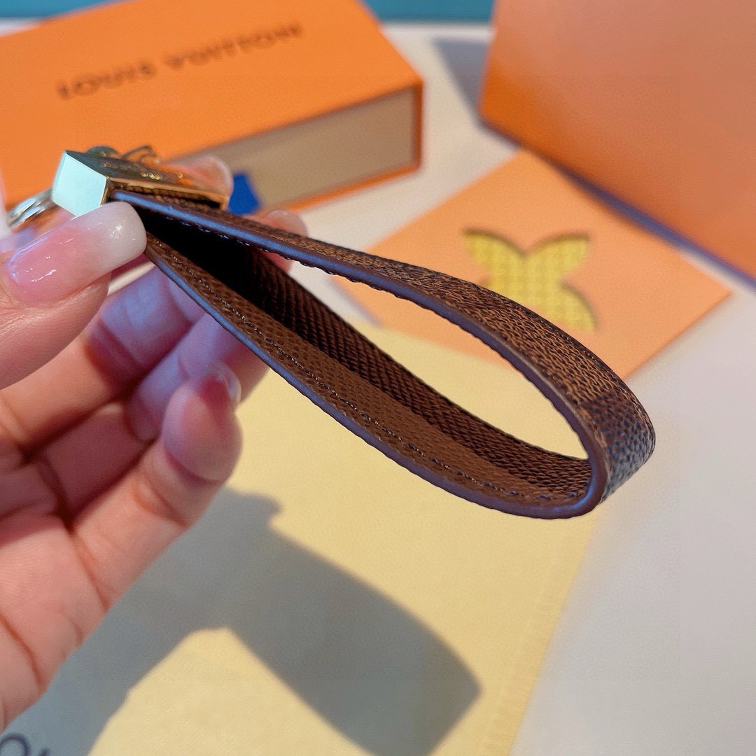  。LV 经典老花棋格钥匙扣，而且经久耐用， 是 Dragonne 钥匙扣理想的材质，可打造这款兼具实用