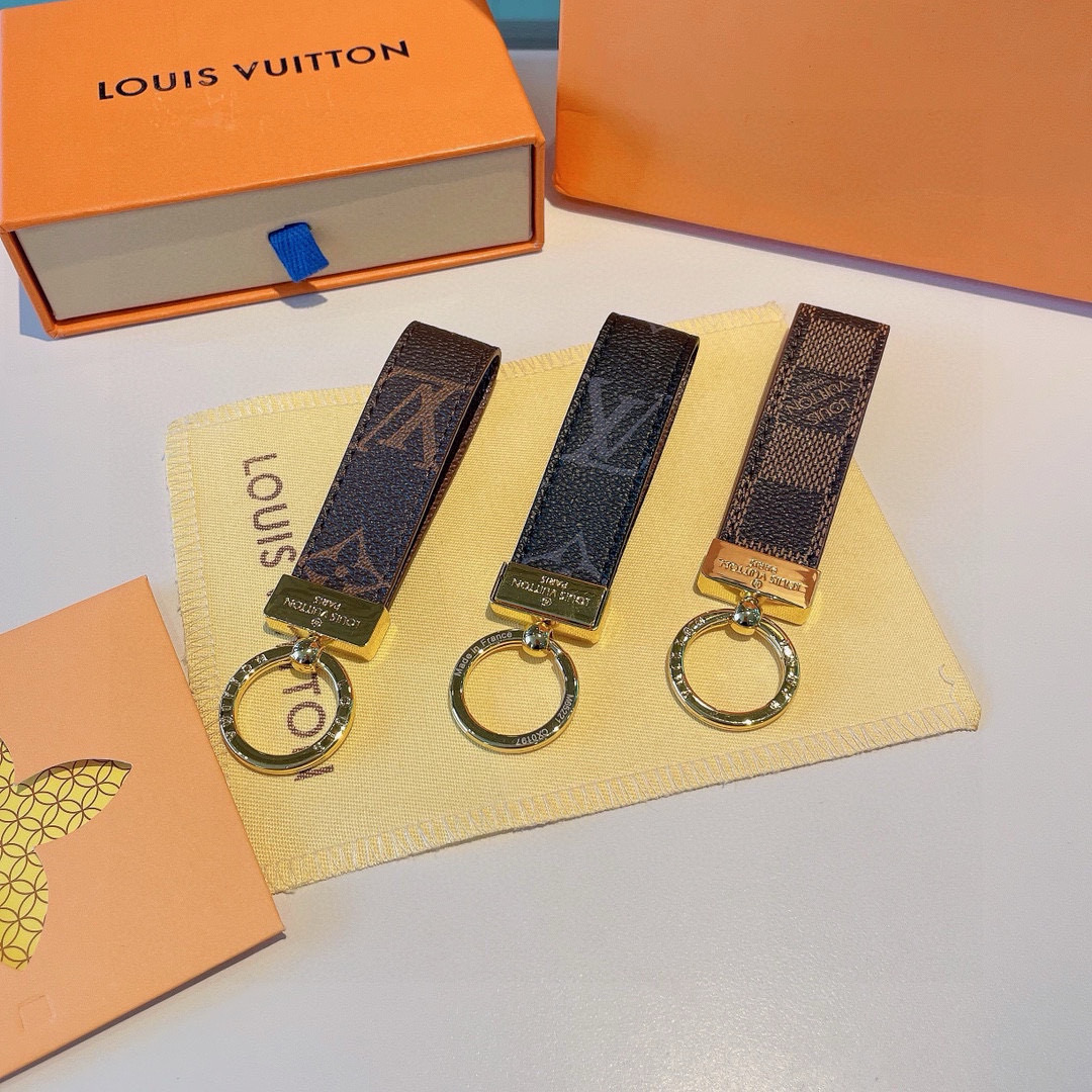  。LV 经典老花棋格钥匙扣，而且经久耐用， 是 Dragonne 钥匙扣理想的材质，可打造这款兼具实用