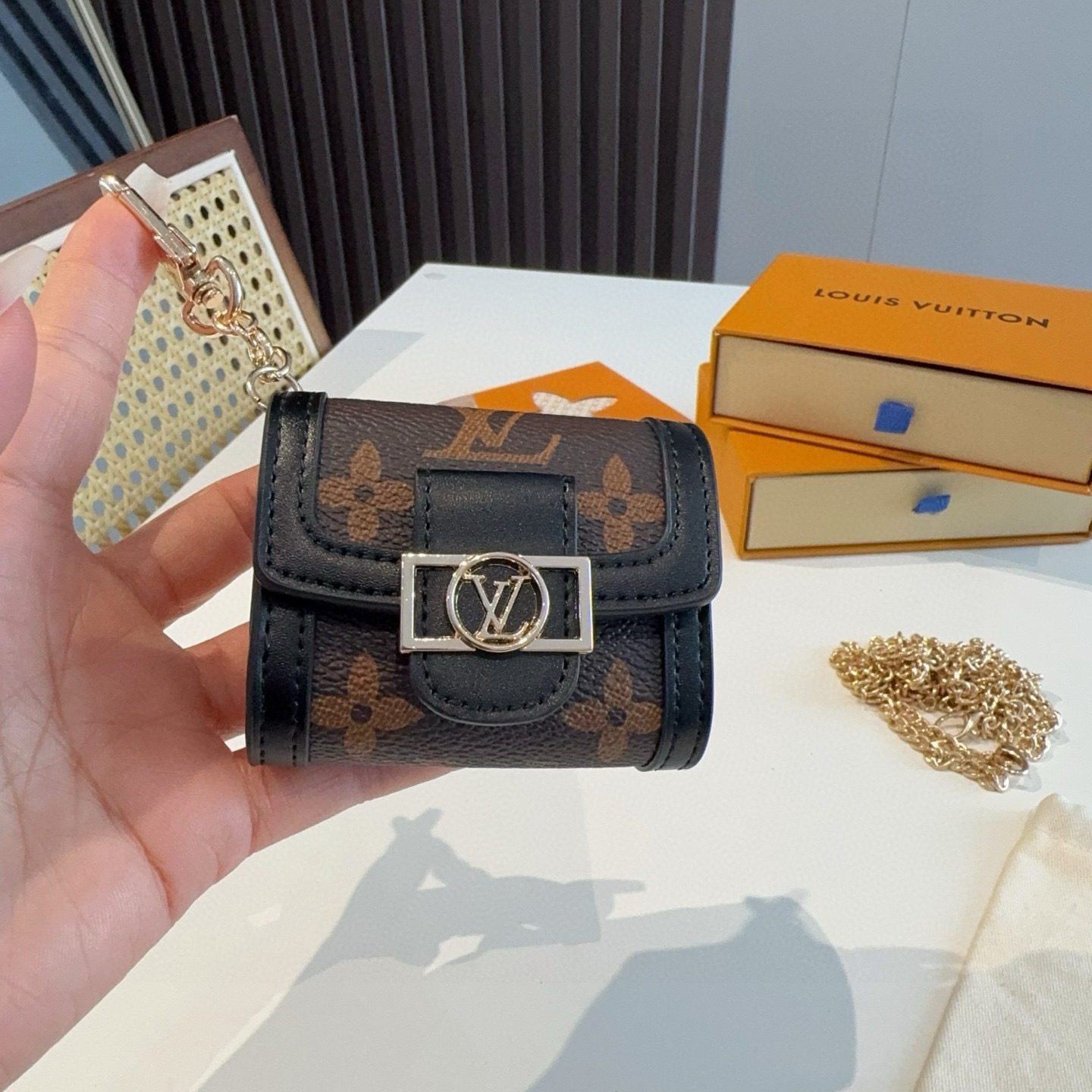  配链条 LV达芙妮系列耳机包💥官网11耳机包 
时尚迷你斜挎包包  通用款耳机包 钥匙扣 包包挂饰一举