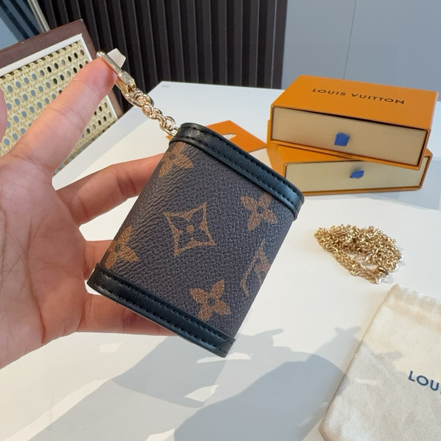  配链条 LV达芙妮系列耳机包💥官网11耳机包 
时尚迷你斜挎包包  通用款耳机包 钥匙扣 包包挂饰一举