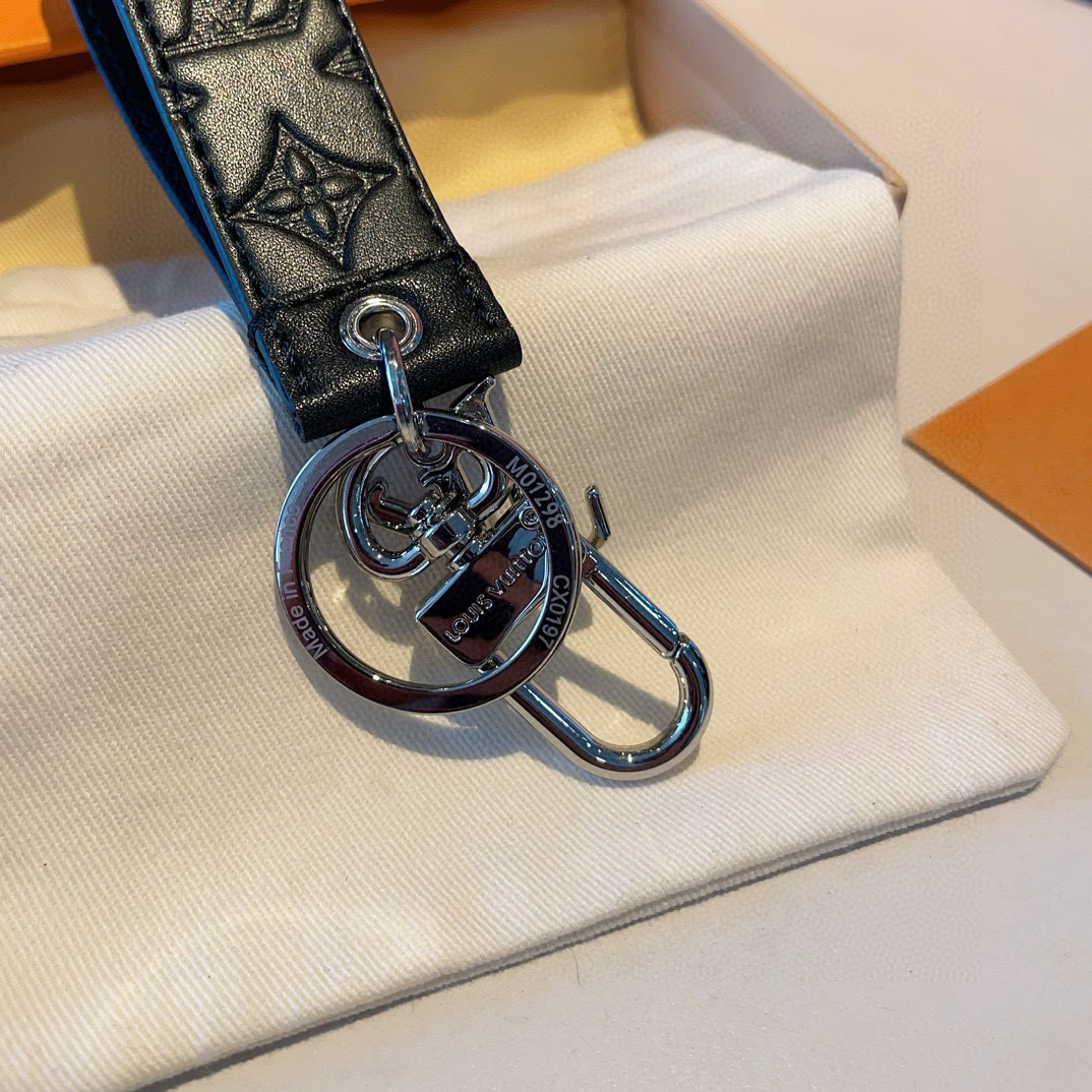  。。LOUIS VUITTON官网款 LV CLOCHES-CLES包饰与钥匙扣。
MONOGRAM 