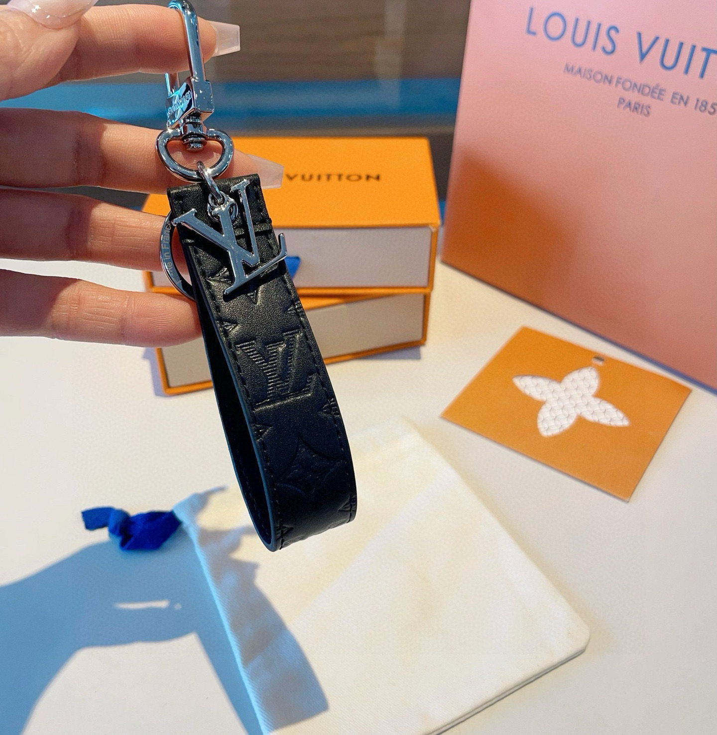  。。LOUIS VUITTON官网款 LV CLOCHES-CLES包饰与钥匙扣。
MONOGRAM 