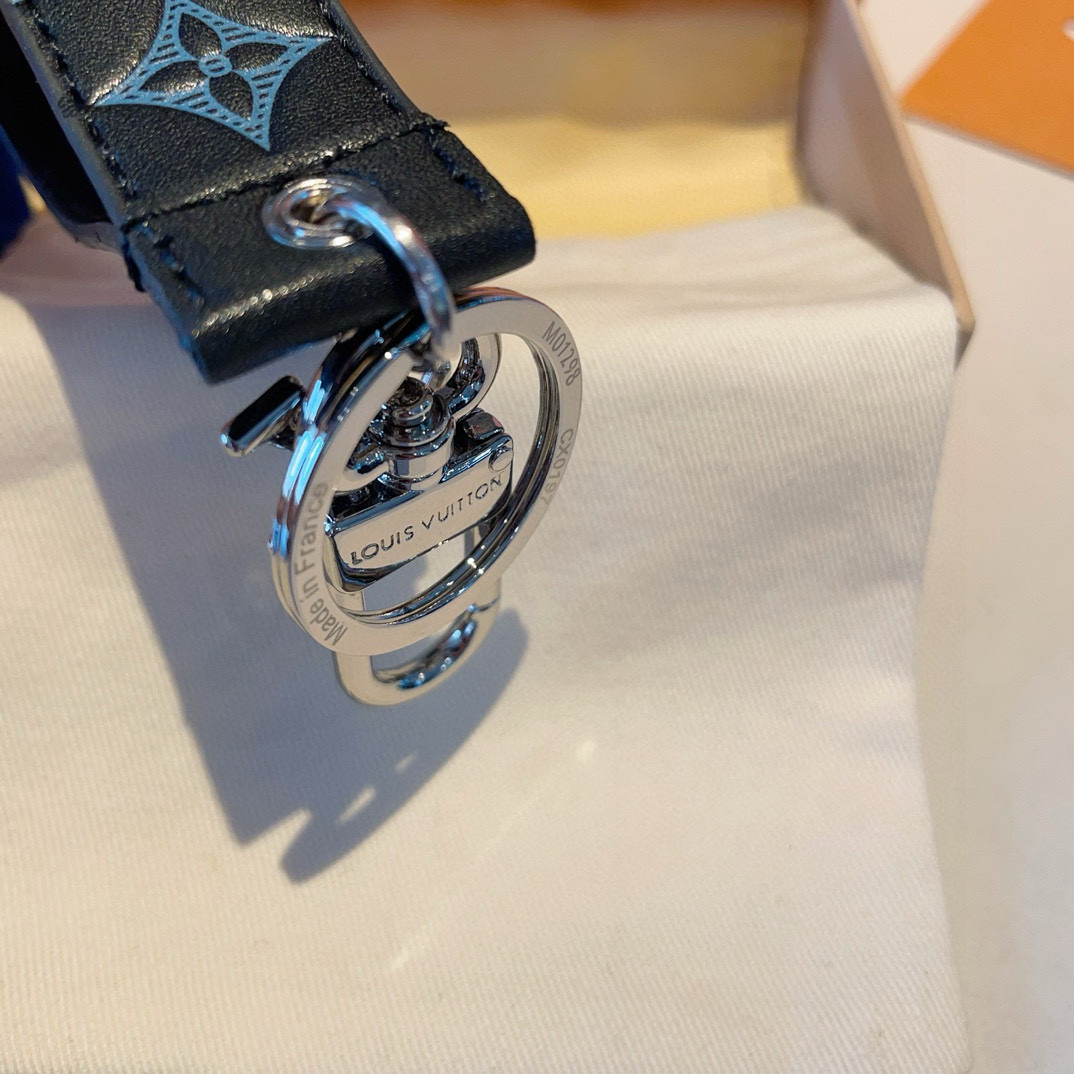  。。LOUIS VUITTON官网款 LV CLOCHES-CLES包饰与钥匙扣。
MONOGRAM 