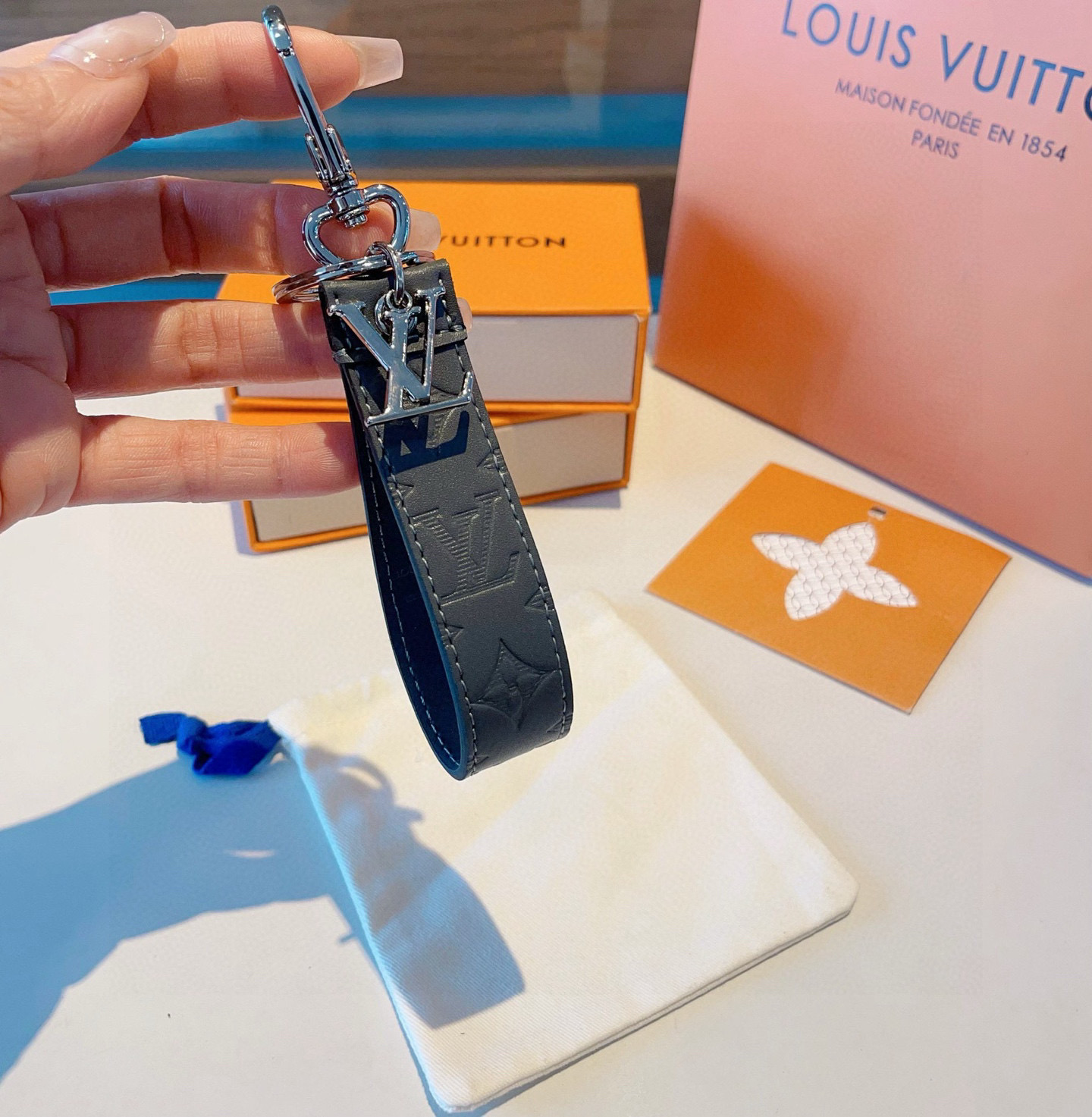  。。LOUIS VUITTON官网款 LV CLOCHES-CLES包饰与钥匙扣。
MONOGRAM 